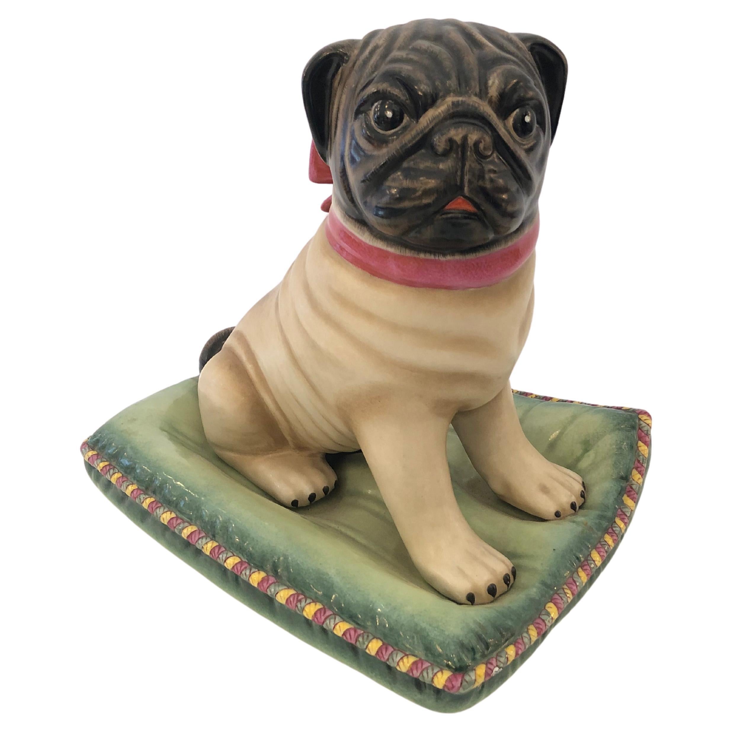 Irresistible carlino sobre una almohada Escultura de sobremesa vintage