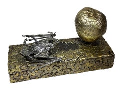 Unwiderruflicher Moment - Bronze-Stillleben mit Fledermaus und Apfel auf Mosaik-Bronze-Sockel