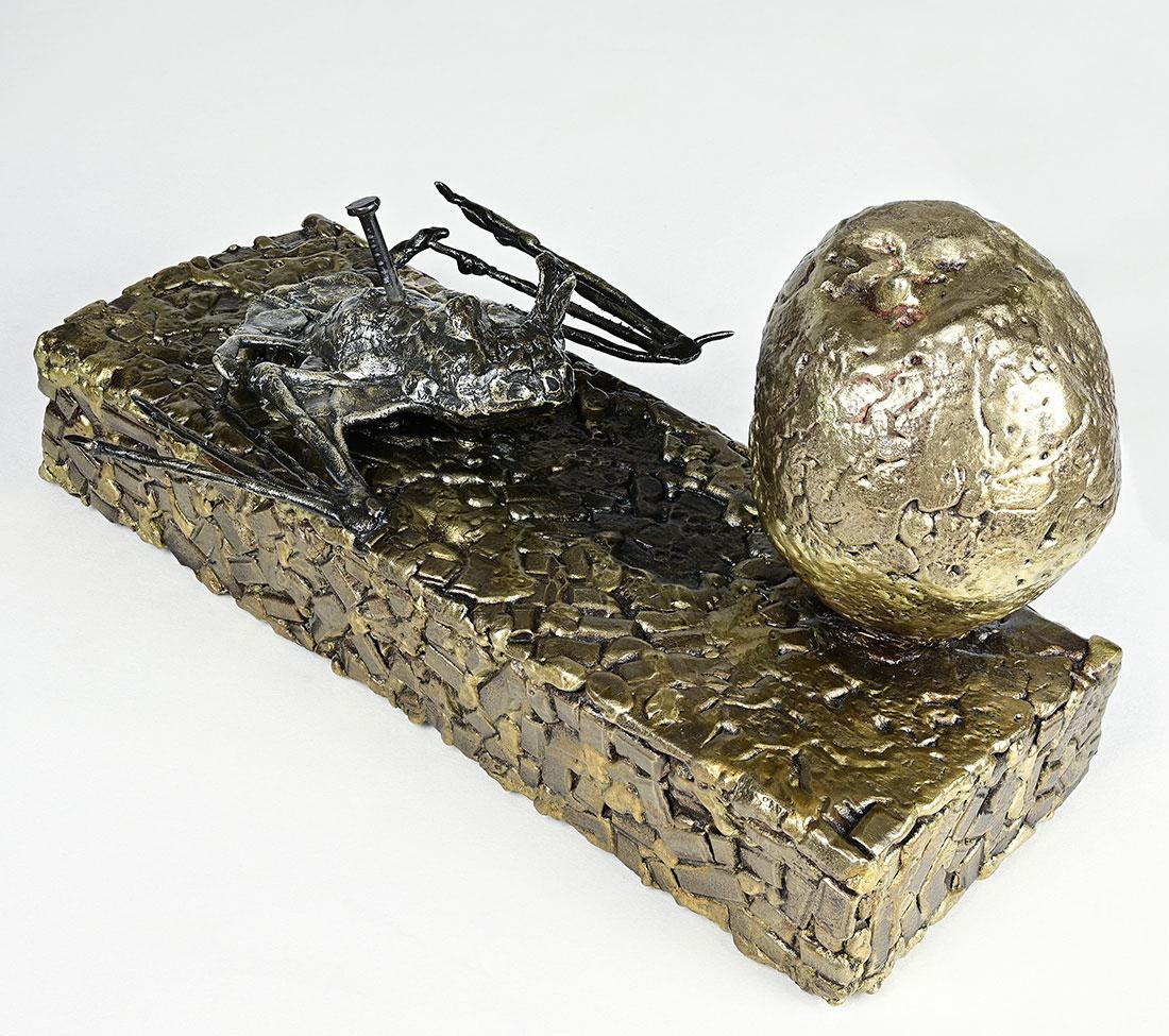 Unwiderruflicher Moment - Bronze-Stillleben mit Fledermaus und Apfel auf Mosaik-Bronze-Sockel (Moderne) im Angebot