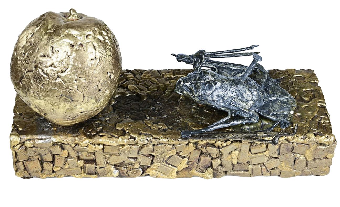 Unwiderruflicher Moment - Bronze-Stillleben mit Fledermaus und Apfel auf Mosaik-Bronze-Sockel (Nordamerikanisch) im Angebot