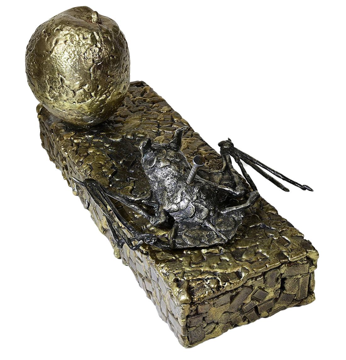 Unwiderruflicher Moment - Bronze-Stillleben mit Fledermaus und Apfel auf Mosaik-Bronze-Sockel (Handgefertigt) im Angebot