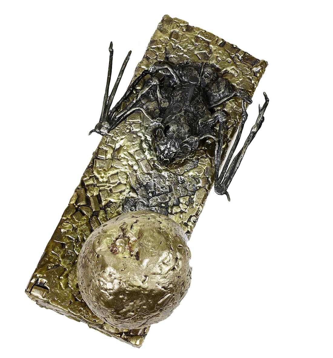 Unwiderruflicher Moment - Bronze-Stillleben mit Fledermaus und Apfel auf Mosaik-Bronze-Sockel im Zustand „Neu“ im Angebot in Chicago, IL