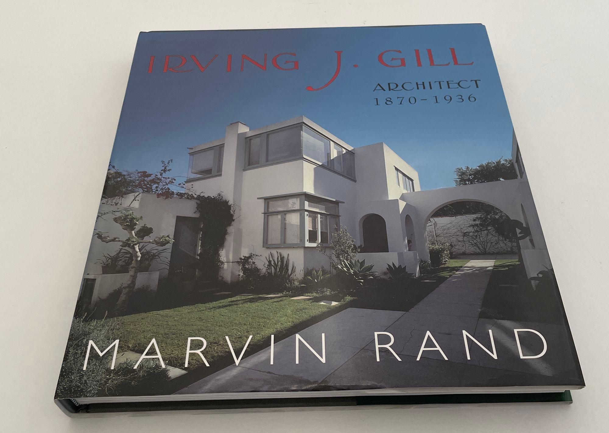 Irving J. Gill, architecte Livre relié de Bruce A. Kamerling.
Volume de grand format relié en toile gris foncé avec des lettres dorées, dans une jaquette illustrée non coupée.
239 pages. Abondamment illustré de photographies en couleur et de