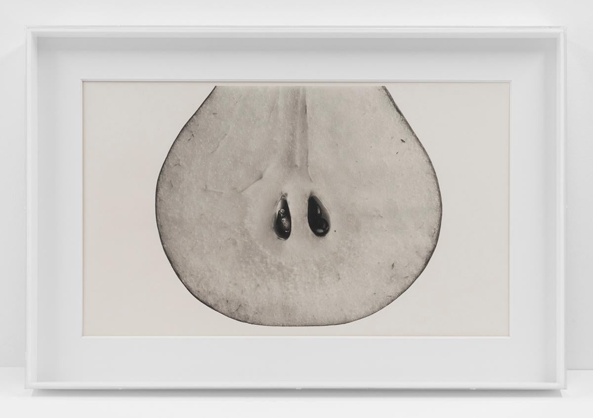 Pera con semillas - Photograph Contemporáneo de Irving Penn