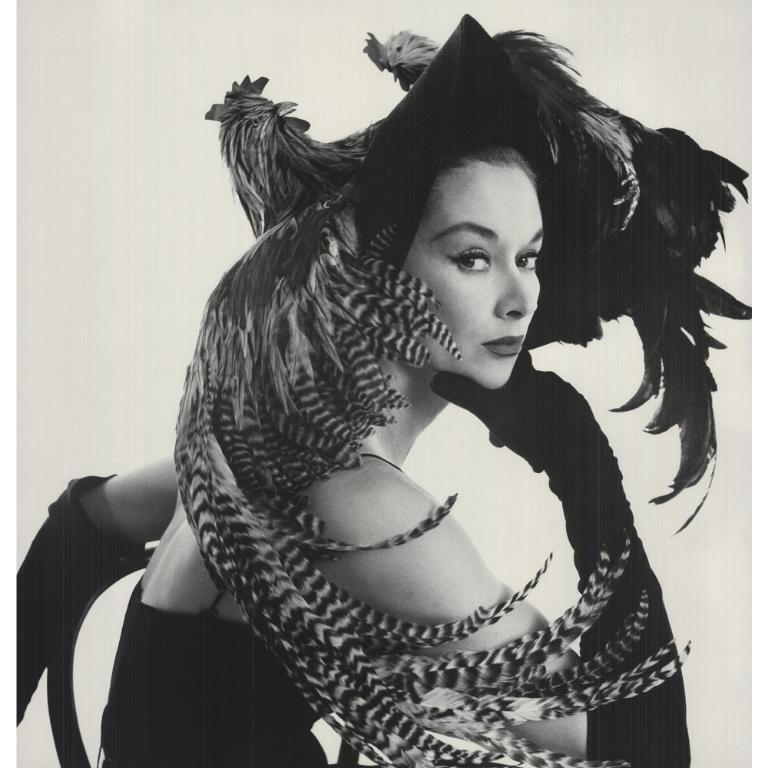 Irving Penn „Frau in Hühnerhut“ 2024- Offset-Lithographie im Angebot 1