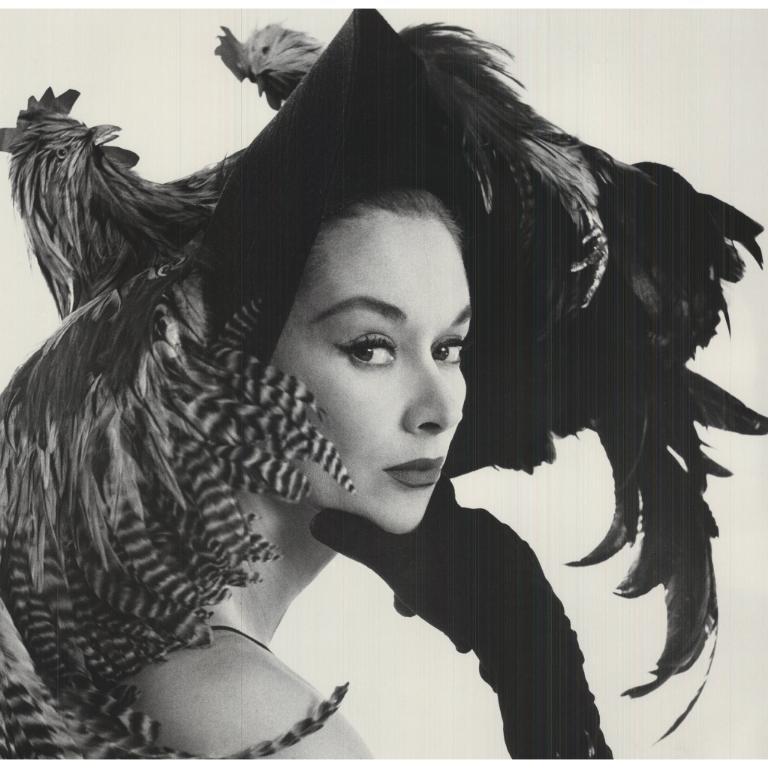 Irving Penn „Frau in Hühnerhut“ 2024- Offset-Lithographie im Angebot 2