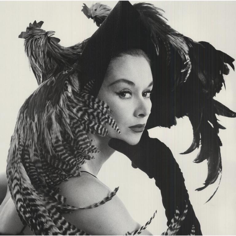 Irving Penn „Frau in Hühnerhut“ 2024- Offset-Lithographie im Angebot 3