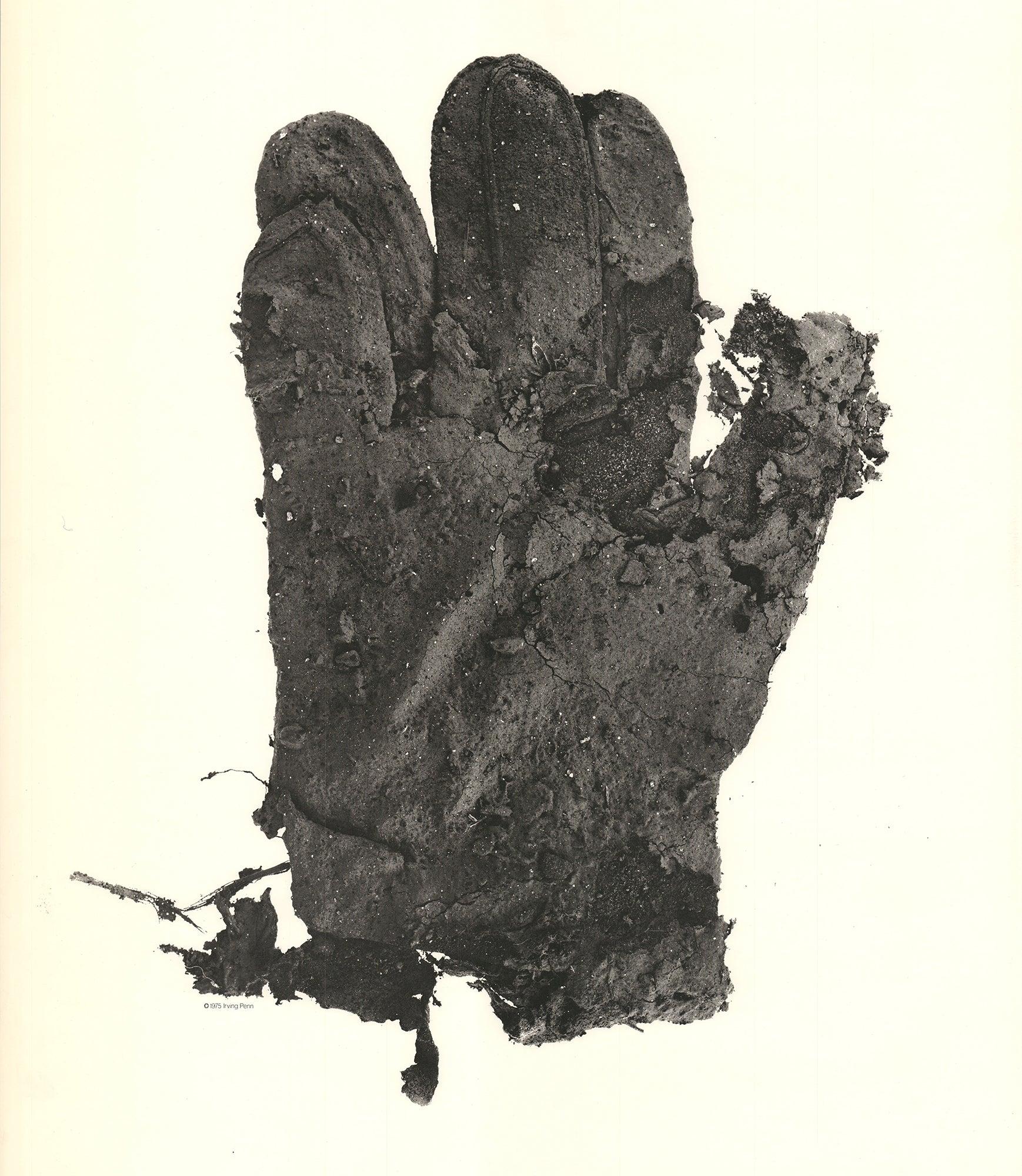 Material Callejero El Guante - Figurative Print Blanco de Irving Penn