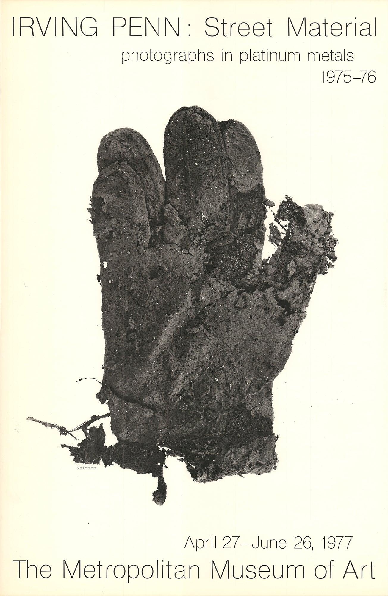 Figurative Print de Irving Penn - Material Callejero El Guante