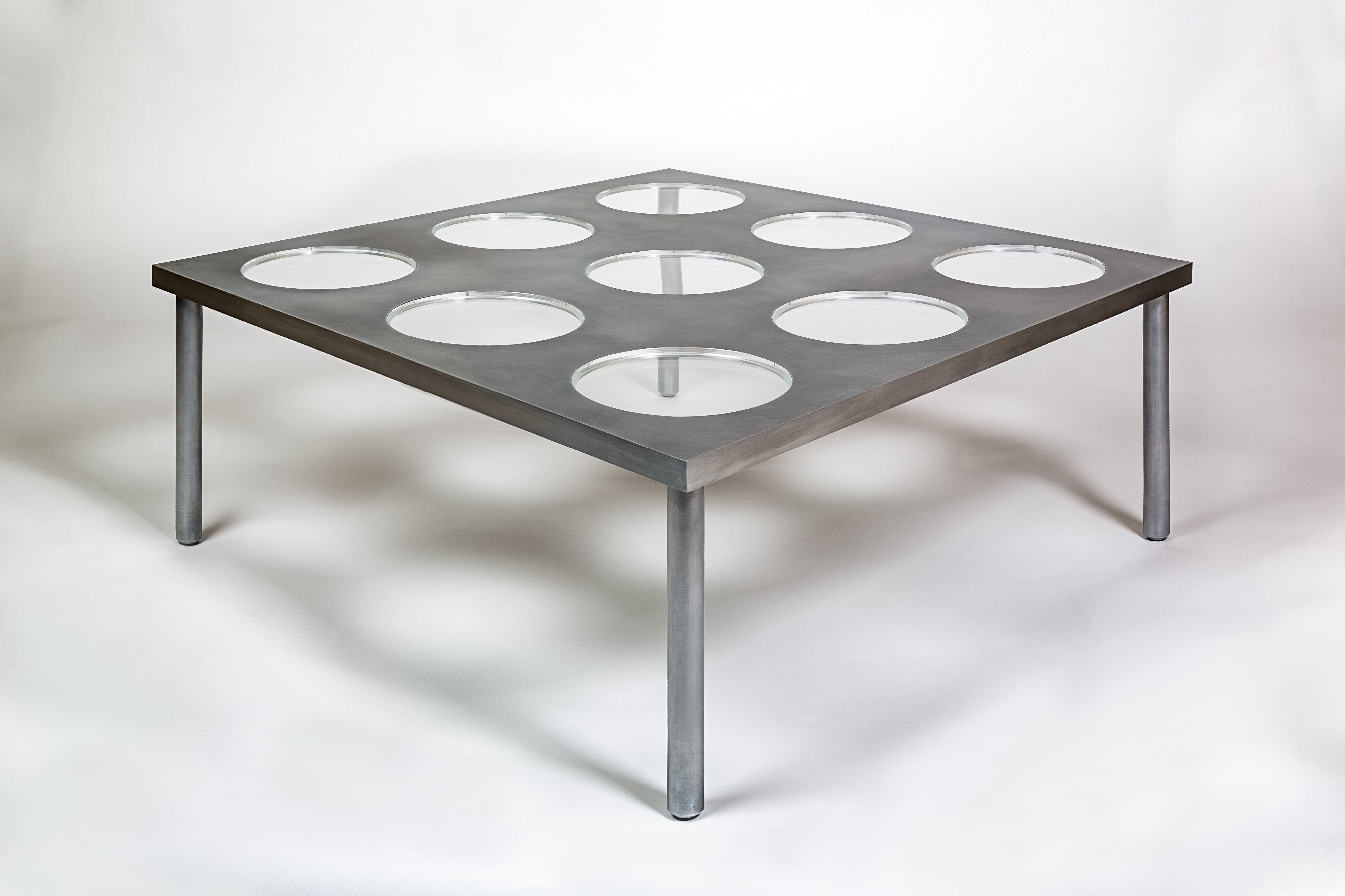Der Tisch IRWIN besteht aus einer massiven, gefrästen 1 Zoll dicken Aluminiumplatte mit präzise gefrästem und poliertem Acryl. Die Beine bestehen aus CNC-gefrästem, massivem Aluminium mit einem Durchmesser von 1 und einem Viertel Zoll. Die