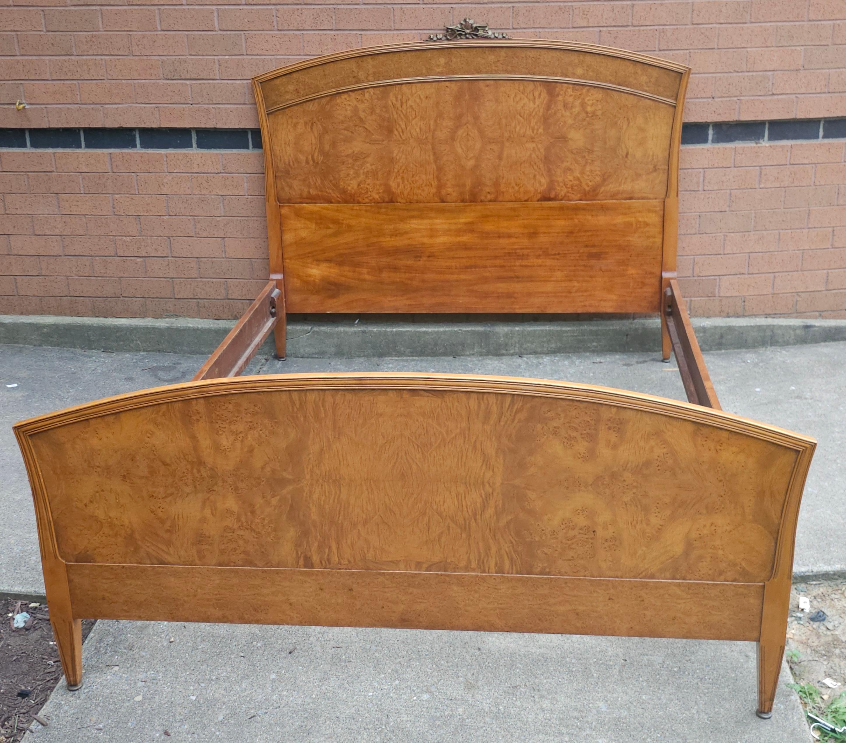 Irwing Französisch Louis XVI Stil Burl Walnuss volle Größe Bettgestell (amerikanisch) im Angebot