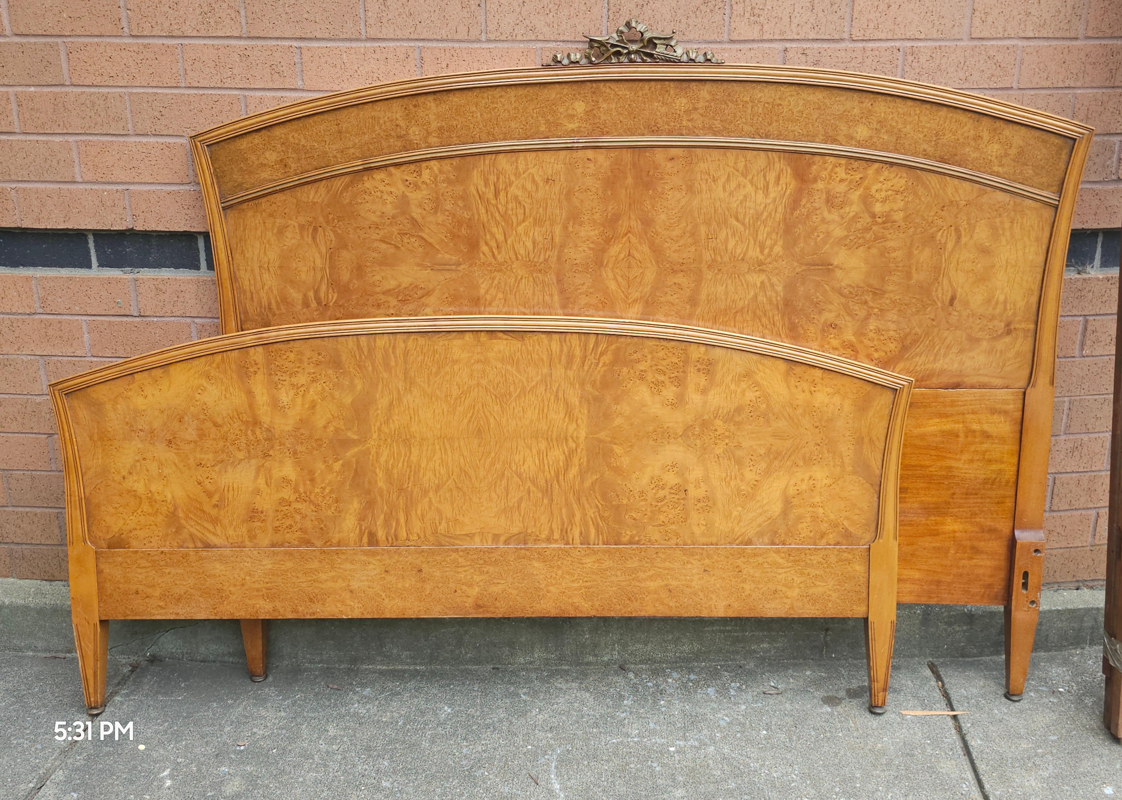 Irwing Französisch Louis XVI Stil Burl Walnuss volle Größe Bettgestell (Holz) im Angebot