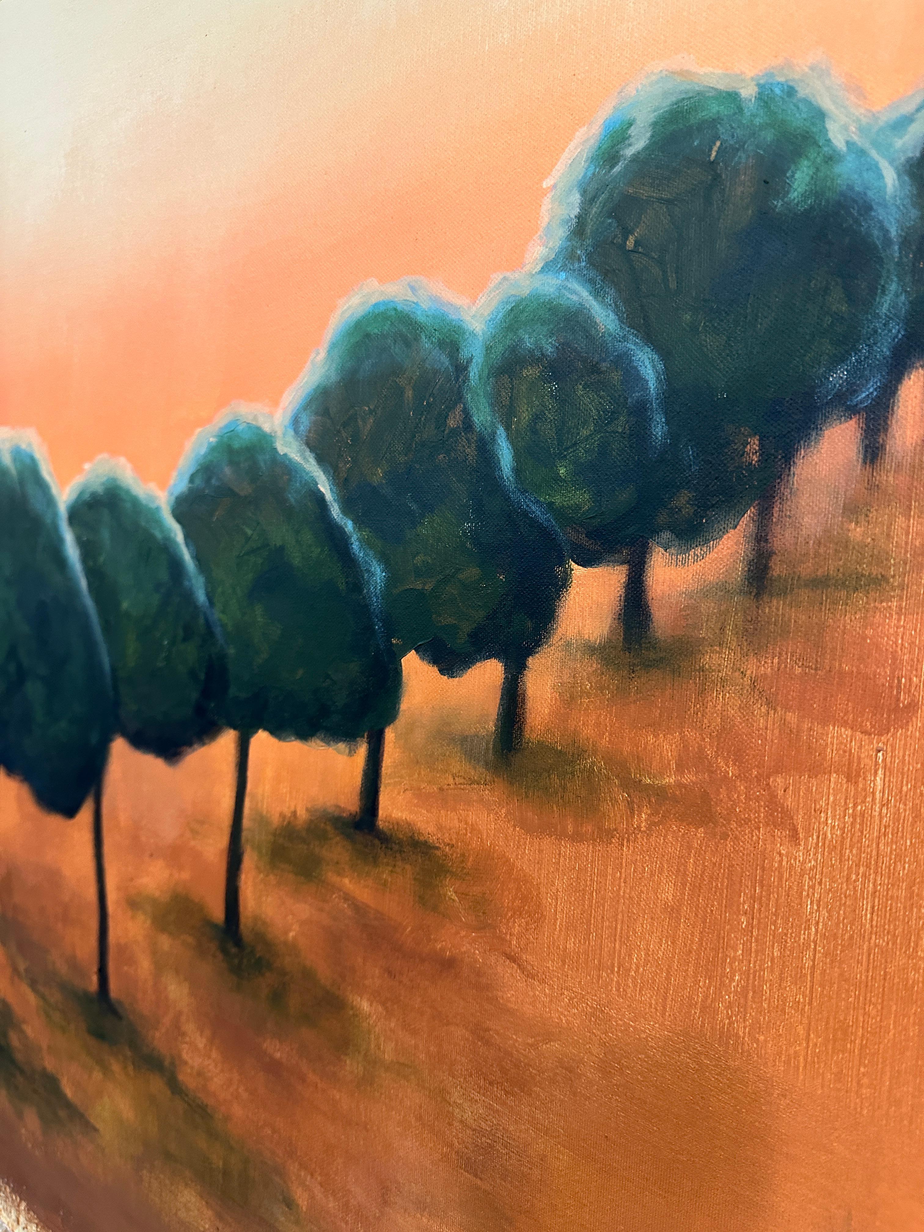
La morbida luce del mattino e il profumo di pino riempiono questo quadro. Alberi giocosi e ben tagliati sono in fila e ti salutano allegramente. Lo sfondo caldo e arancio-dorato crea un senso di comfort e di attesa per ciò che verrà.
Questo brano