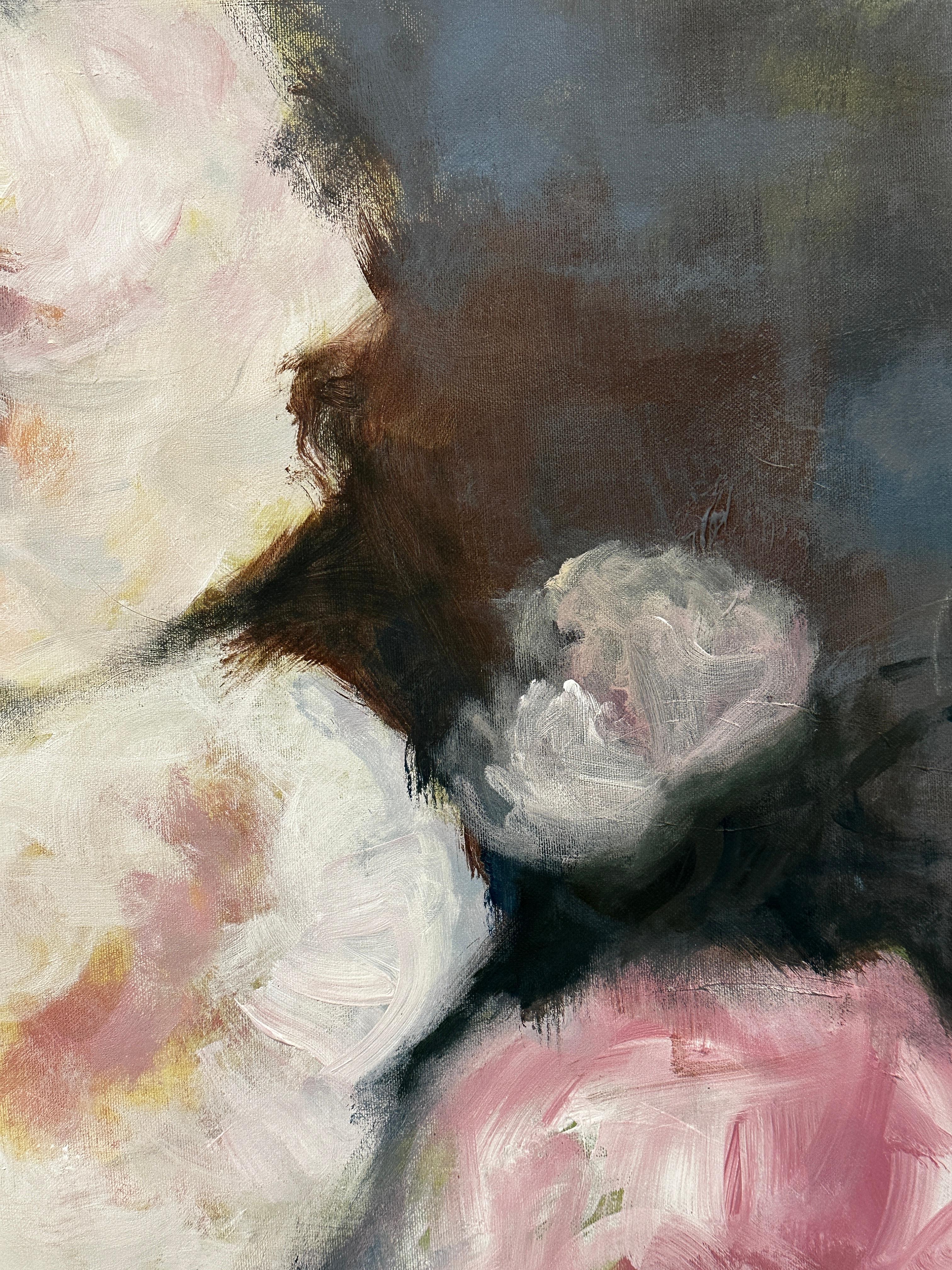 Ein zartes Bouquet aus elfenbeinfarbenen und blushfarbenen Rosen taucht vor einem strukturierten, nebligen Hintergrund auf. Die lockere, ausdrucksstarke Pinselführung vermittelt ein Gefühl von Bewegung und Intimität, während der stimmungsvolle, kühl