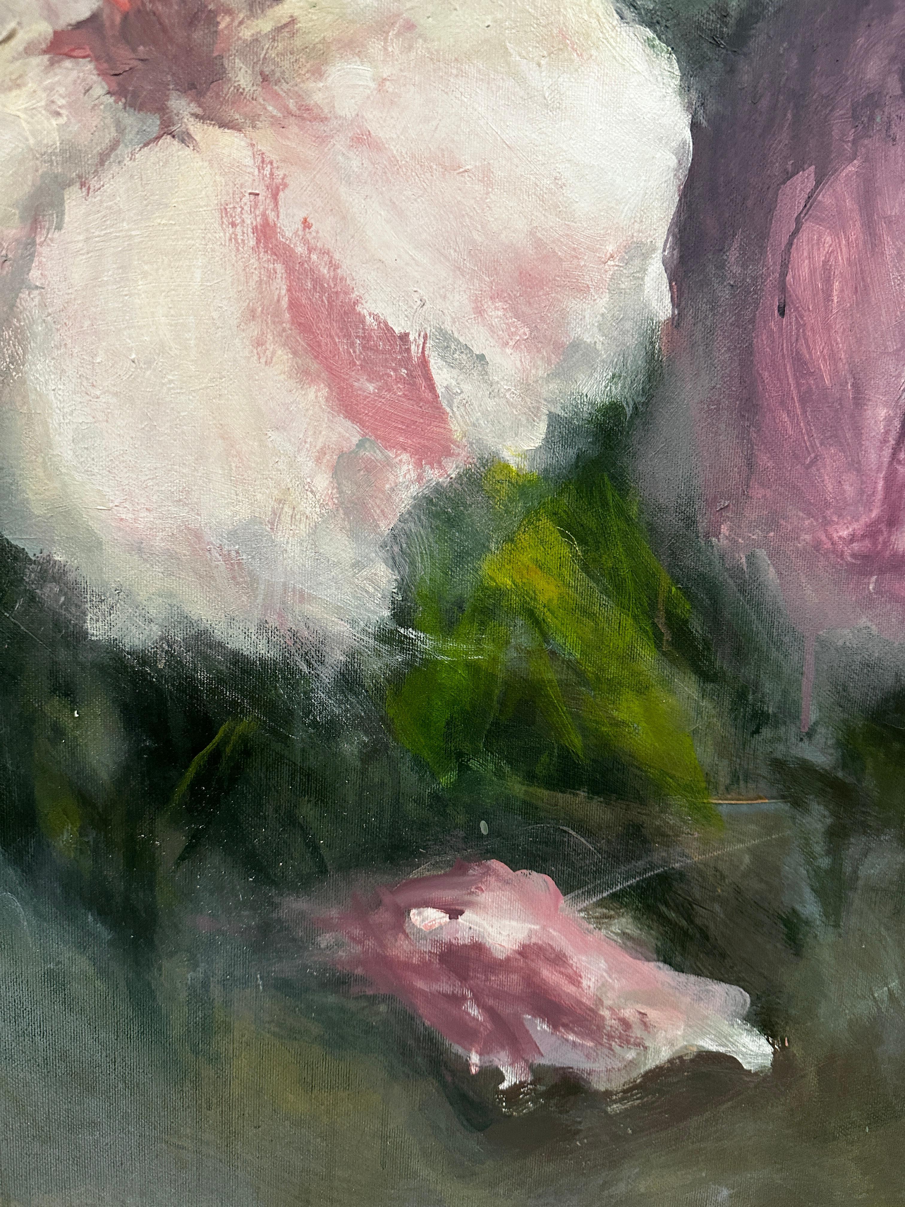 Diese Blumenkomposition in gedeckten Rosatönen und zartem Grün fängt den Moment zwischen Blüte und Verblühen ein. Die subtilen Tonübergänge und das Zusammenspiel von Licht und Schatten verleihen dem Werk eine poetische Stille. Ideal für einen
