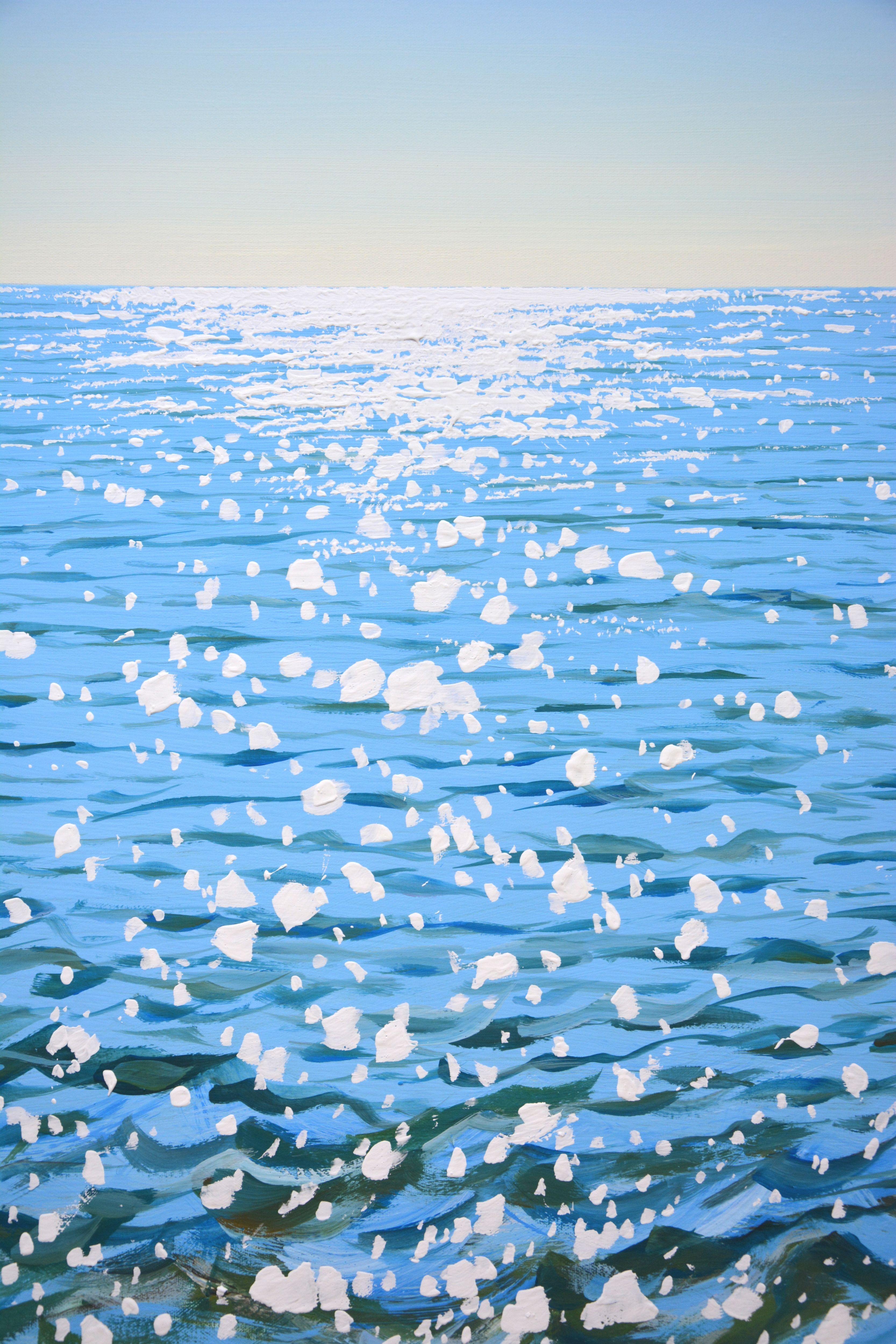 Eau bleue. Éblouissement. L'océan, les étincelles du soleil sur l'eau, le ciel clair, les vagues sans cil créent une atmosphère de détente et de romantisme. Réalisé dans le style du réalisme, la palette bleu clair, blanc souligne l'énergie de l'eau.