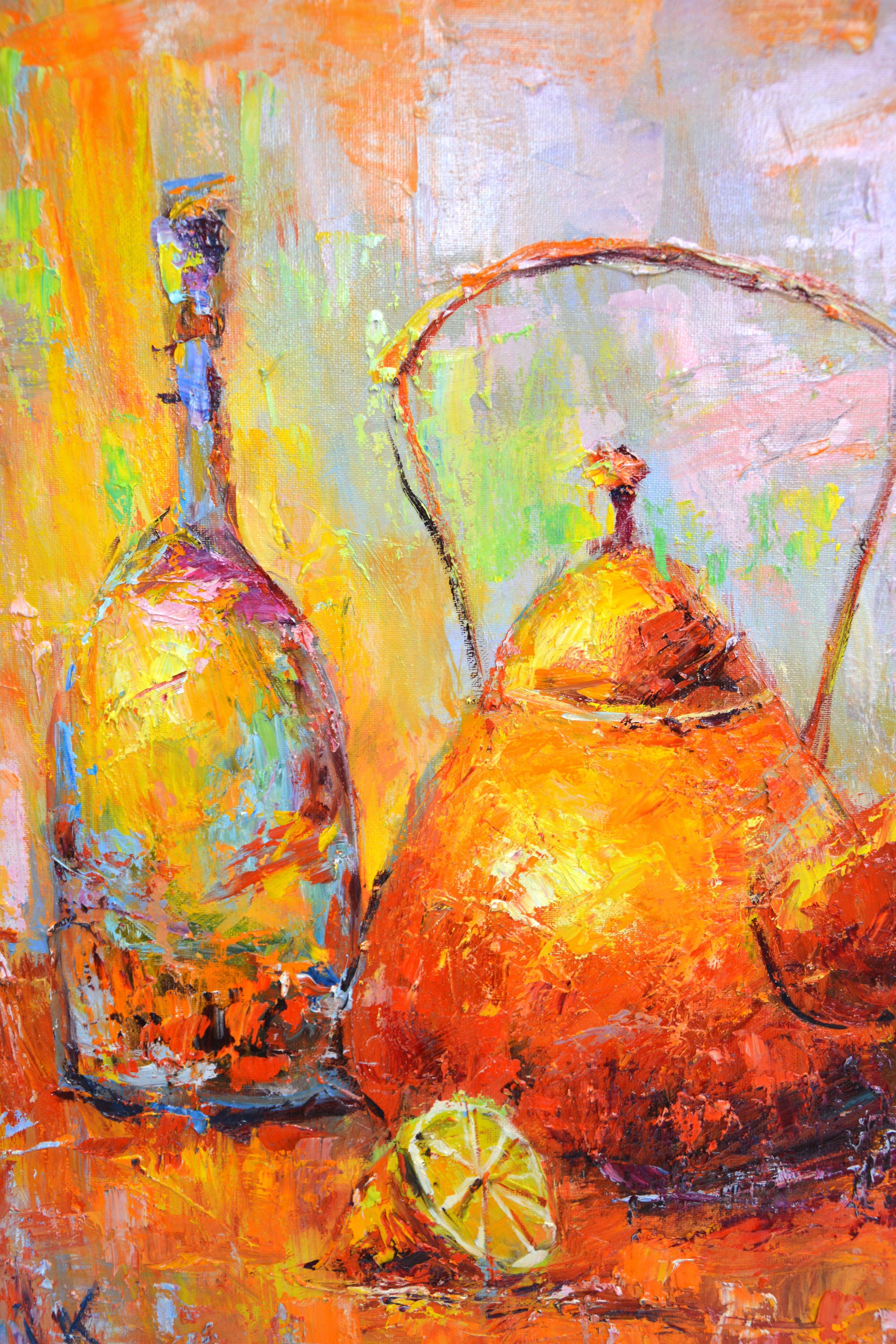 Obst-Stillleben. Teekanne, Flasche Wein, Gläser, Früchte in einer Vase auf einem hellen abstrakten Hintergrund. Das Bild wurde expressiv mit einem Spachtel gemalt. Modern. Expressionismus.  Teil einer fortlaufenden Serie von lebendigen dekorativen