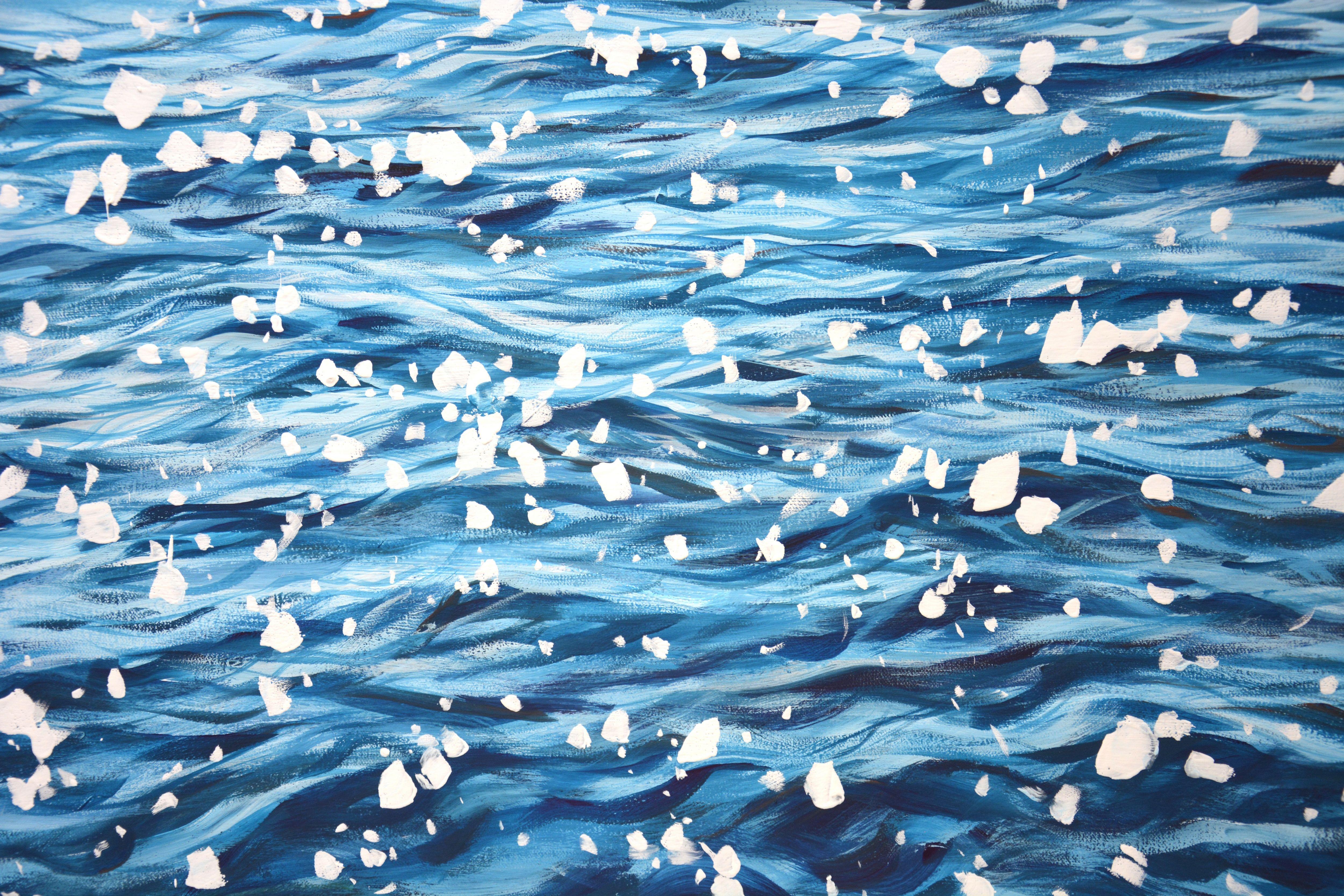 Éblouissement sur l'eau bleue. Les reflets de l'océan, les petites vagues, les reflets du soleil sur l'eau créent une atmosphère de détente et de romantisme. Réalisé dans le style du réalisme. Fait partie d'une série permanente de paysages marins.