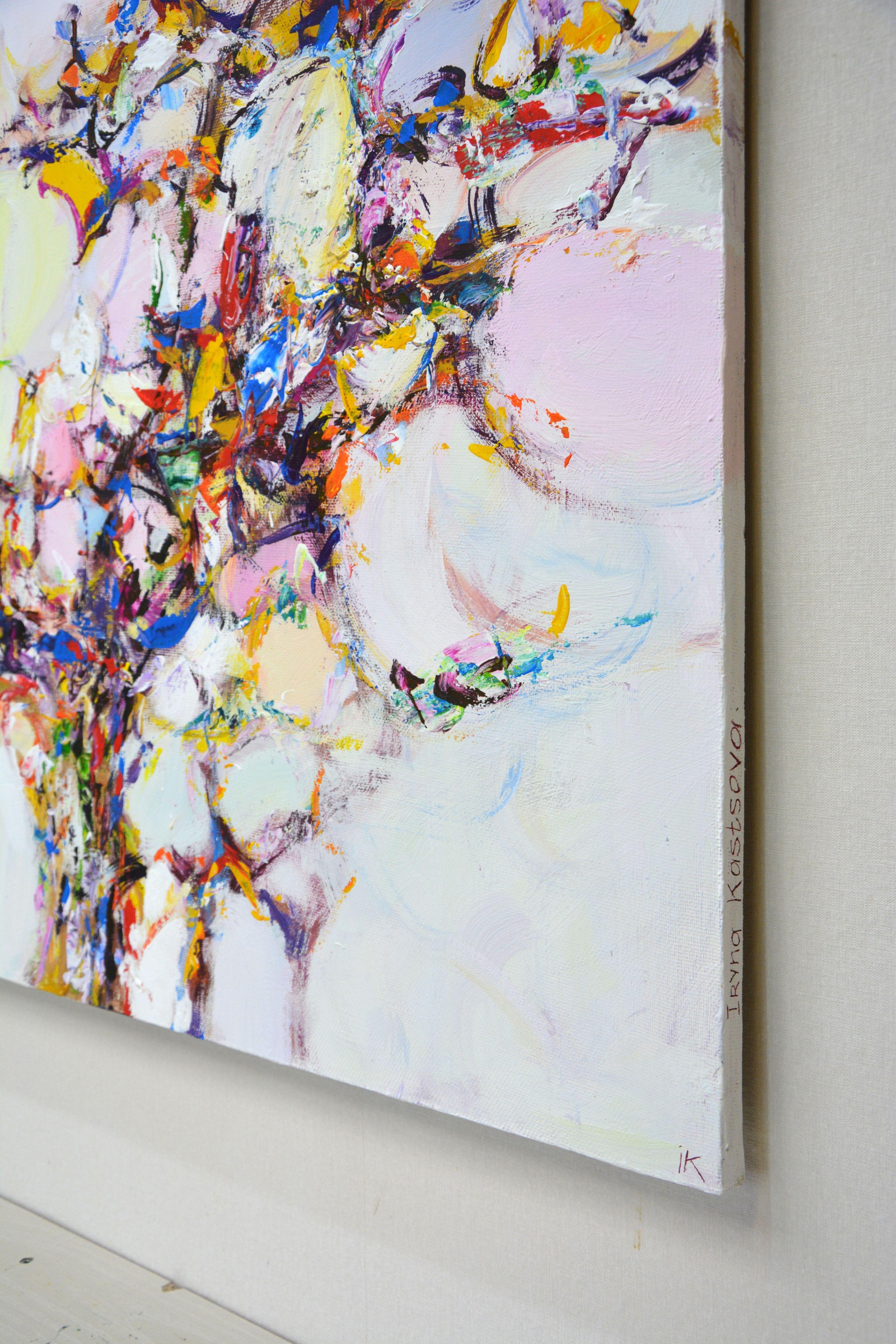 Pittura astratta. Moderno. Sulla tavolozza, toni chiari di blu, rosa, bianco di una certa forma vengono mescolati vigorosamente, spargendo sulla tela con una spatola, grafiche di colori bordeaux. La pittura è un modo per mostrare le meraviglie dei