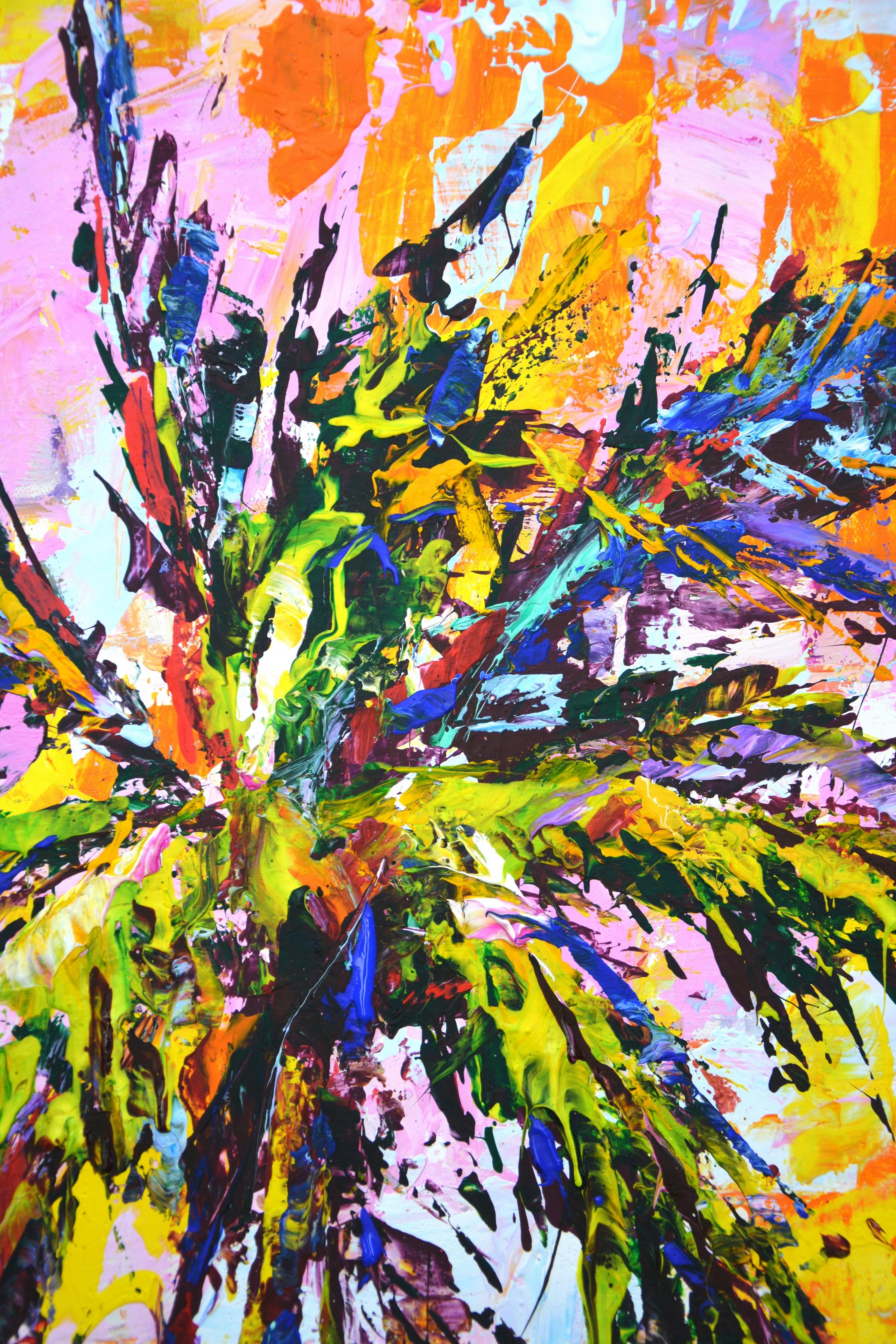 Handfläche. Die Sonne. Ausdrucksstarke Palme vor einem abstrakten, hellen Hintergrund. Modern. Helle Gelb-, Rosa-, Lila- und Blautöne werden auf der Palette kräftig gemischt und mit Spachtel und Pinsel über die Leinwand gestreut. Die Malerei ist