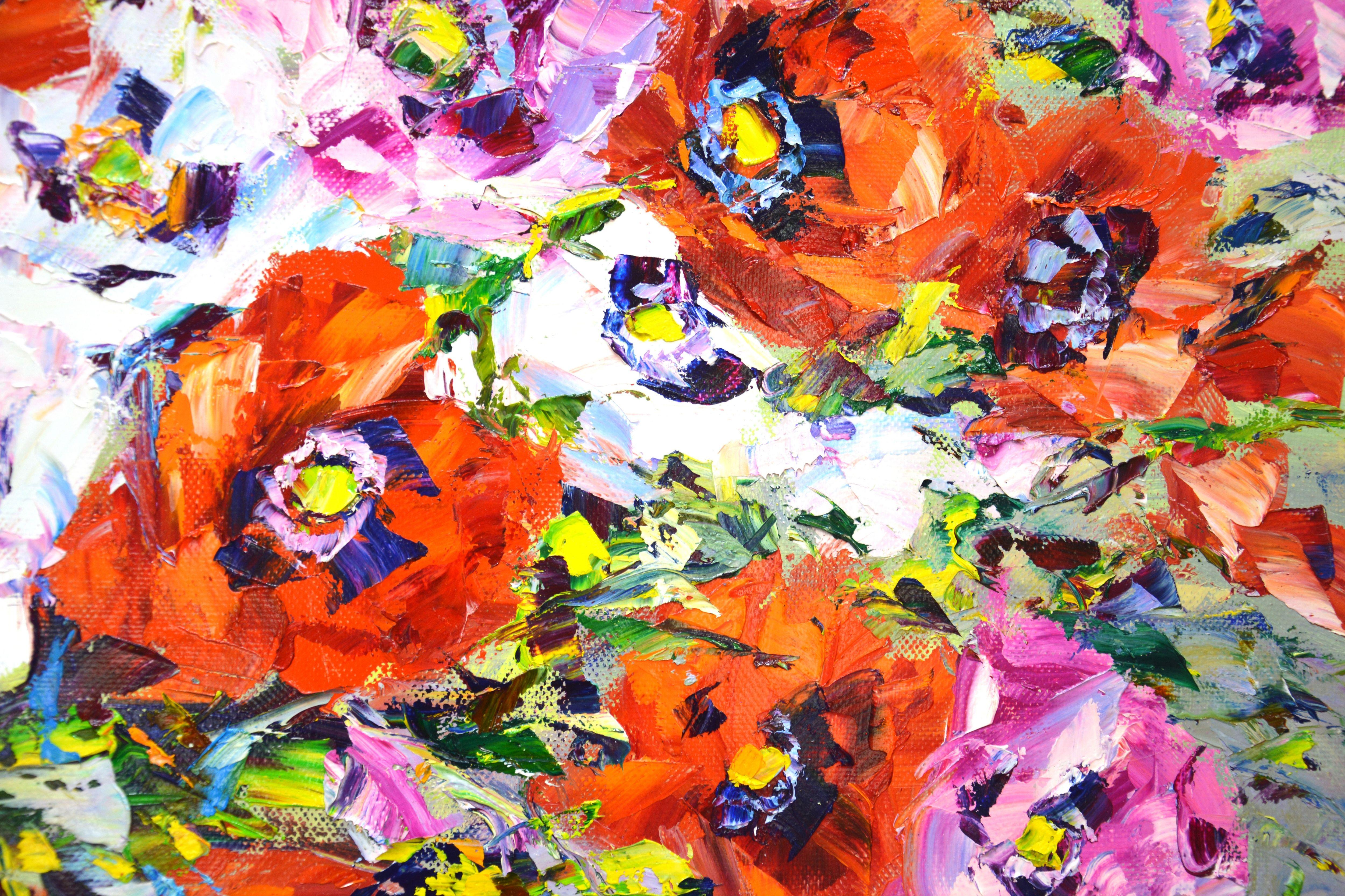 Amapolas. Naturaleza muerta: Amapolas rojas, rosas y blancas sobre un fondo abstracto, creado con pinceles y una espátula. La imagen está llena de energía positiva y solar. Forma parte de una serie permanente de arreglos florales. Realismo.