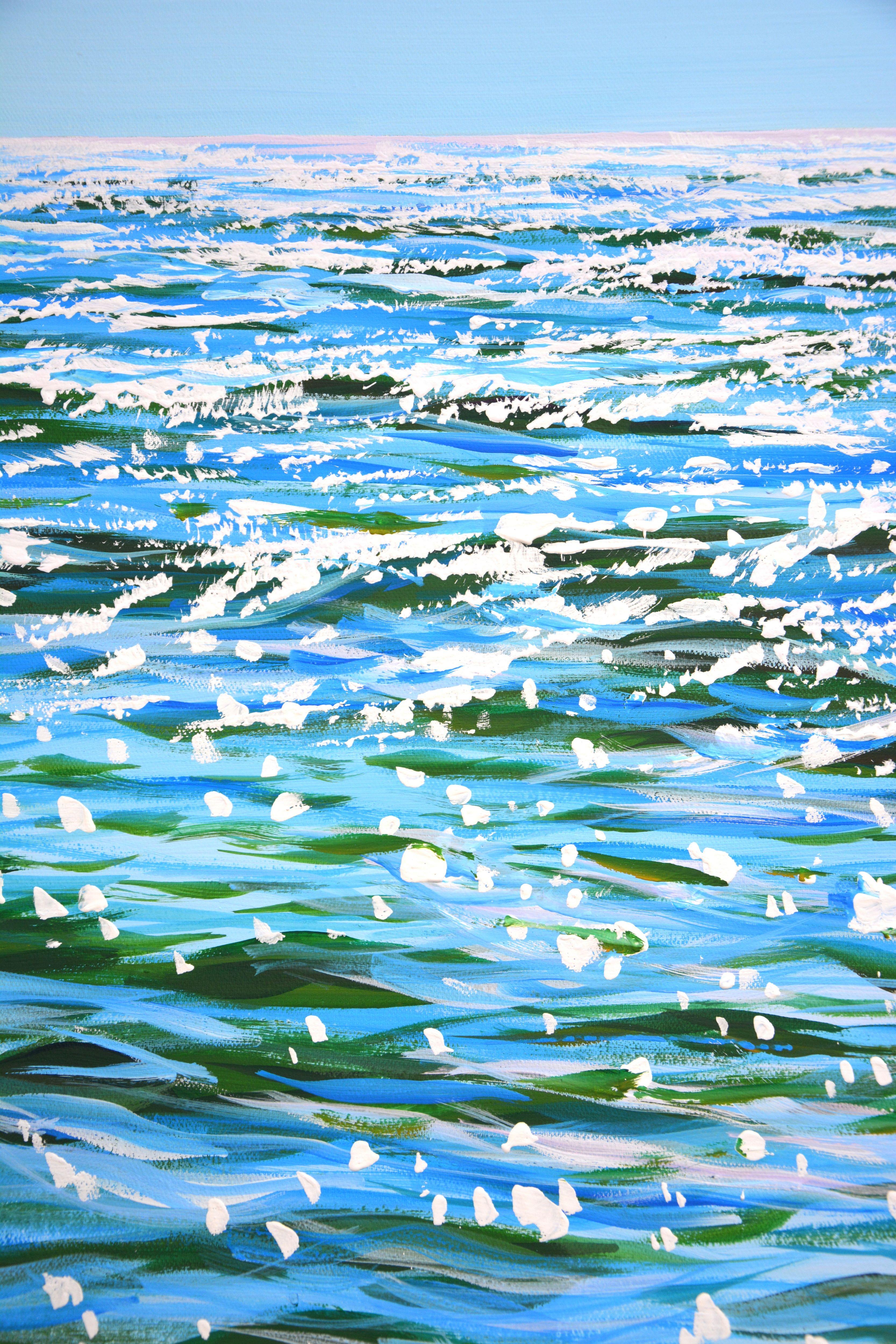 Glänzender Horizont. Das blaue Wasser, der klare Himmel, die Wellen, die ruhige Aussicht, das Sonnenlicht auf dem Wasser schaffen eine Atmosphäre der Entspannung und Romantik. Die blaue und weiße Palette, die im Stil des Realismus gehalten ist,