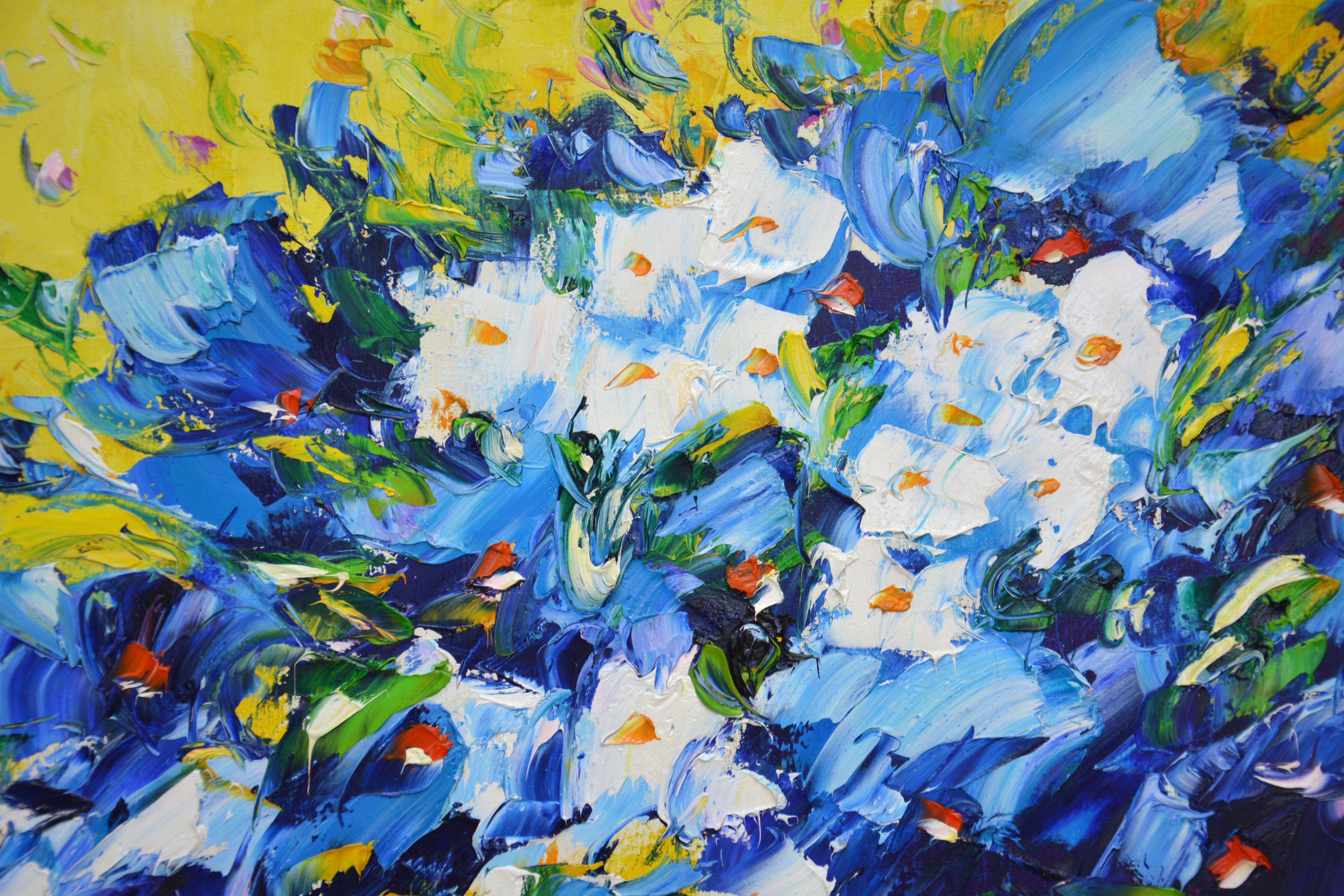 Heller Strauß abstrakter Blumen, gemalt im Stil des Expressionismus. Blaue und weiße Blumen, die mit einem Spachtel auf einem abstrakten gelben Hintergrund strukturiert sind. Ölgemälde auf Leinwand. Es ist lackiert. Die Seiten sind in der Farbe des