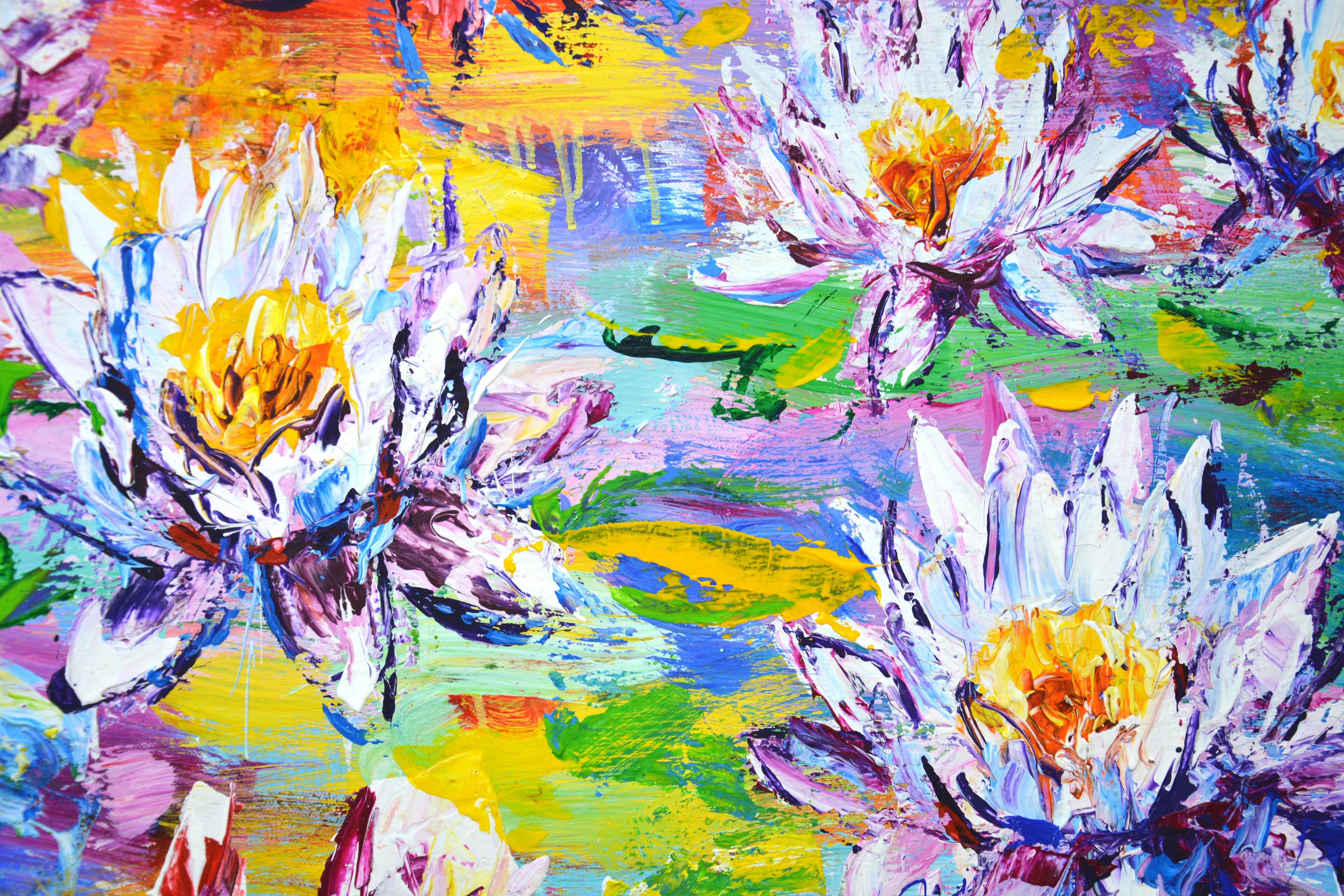 Seerosen 6. Helle, ausdrucksstarke Komposition: weiße, rosafarbene Blumen auf abstraktem Hintergrund, erstellt mit Pinsel und Spachtel. Das Bild ist erfüllt von positiver Sonnenenergie. Teil einer fortlaufenden Serie von Blumenarrangements.