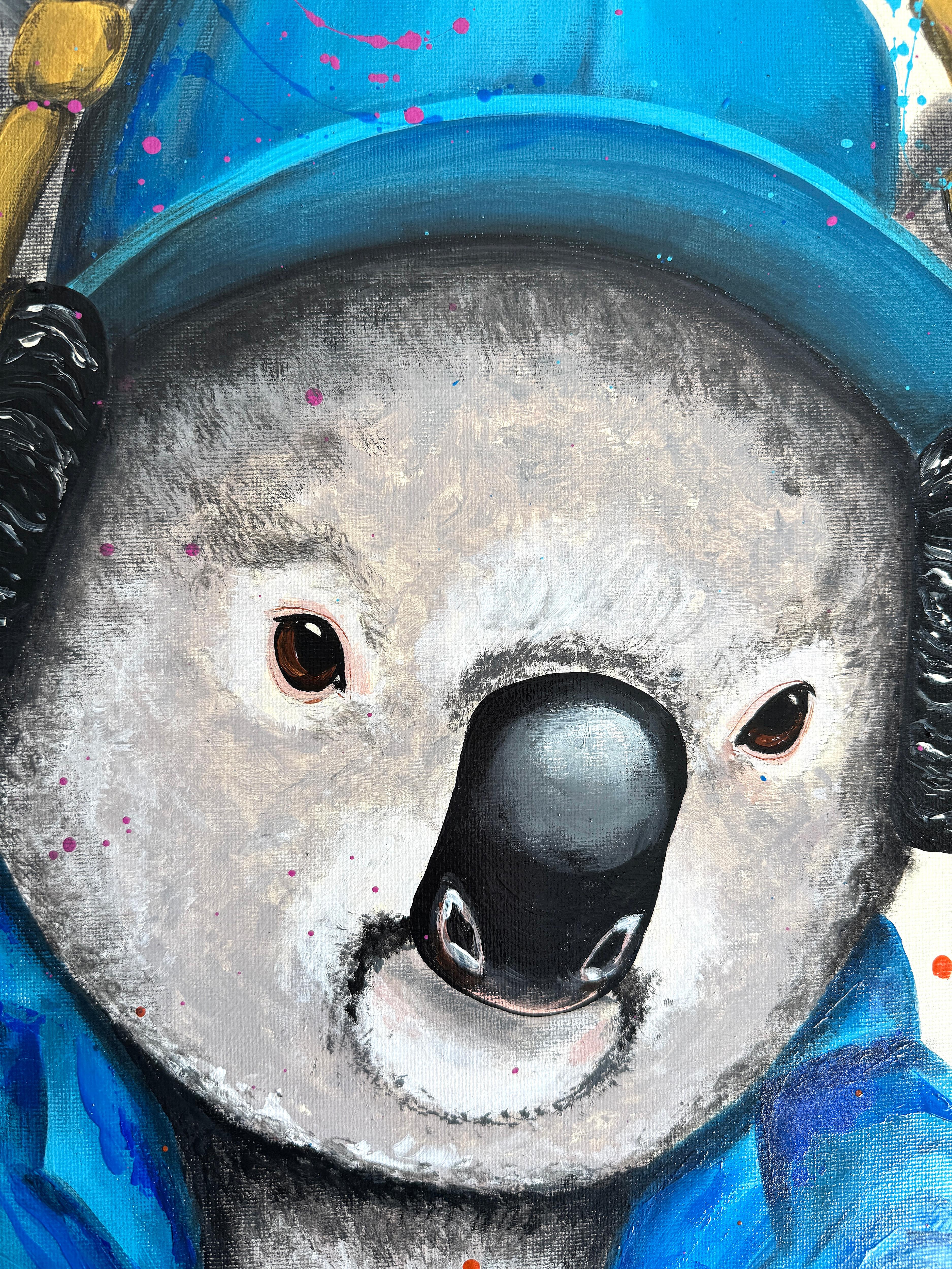 Ein cooler und niedlicher Koala mit Kopfhörern und einer hellen Jacke, der ganz in die Welt des Rhythmus und der Musik eingetaucht ist. Sie verkörpert Energie, Freude und den Geist der modernen Kultur - eine Mischung aus Humor, Freiheit und