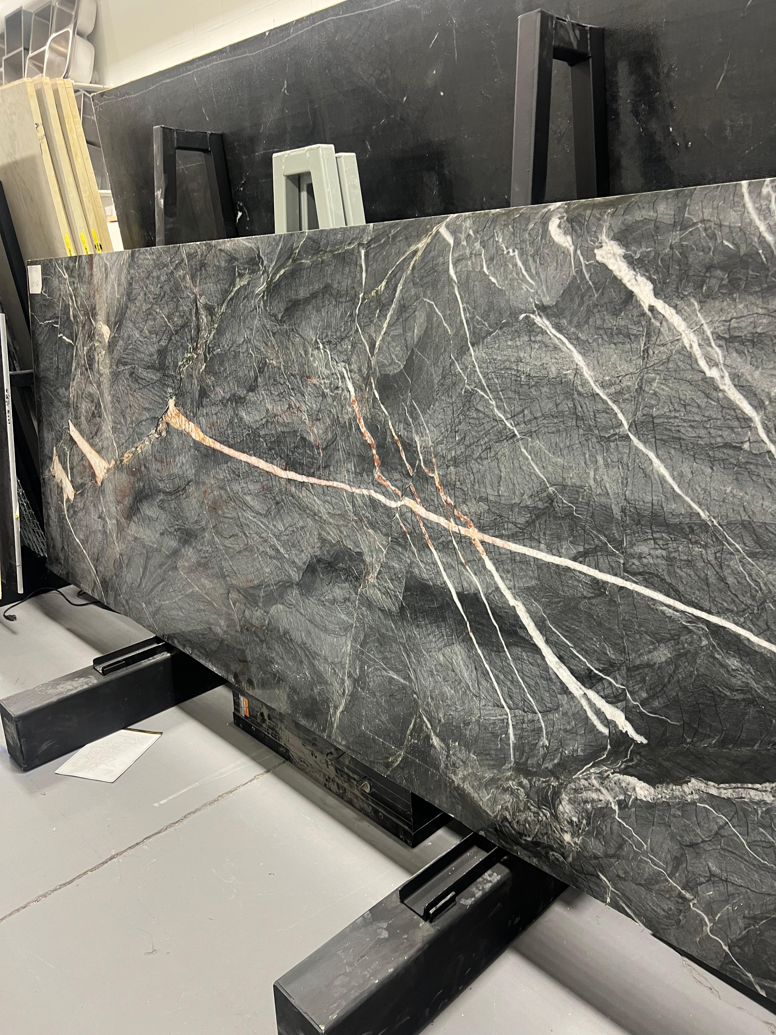 iS-v6 Table basse en quartzite et noyer massif en vente 4