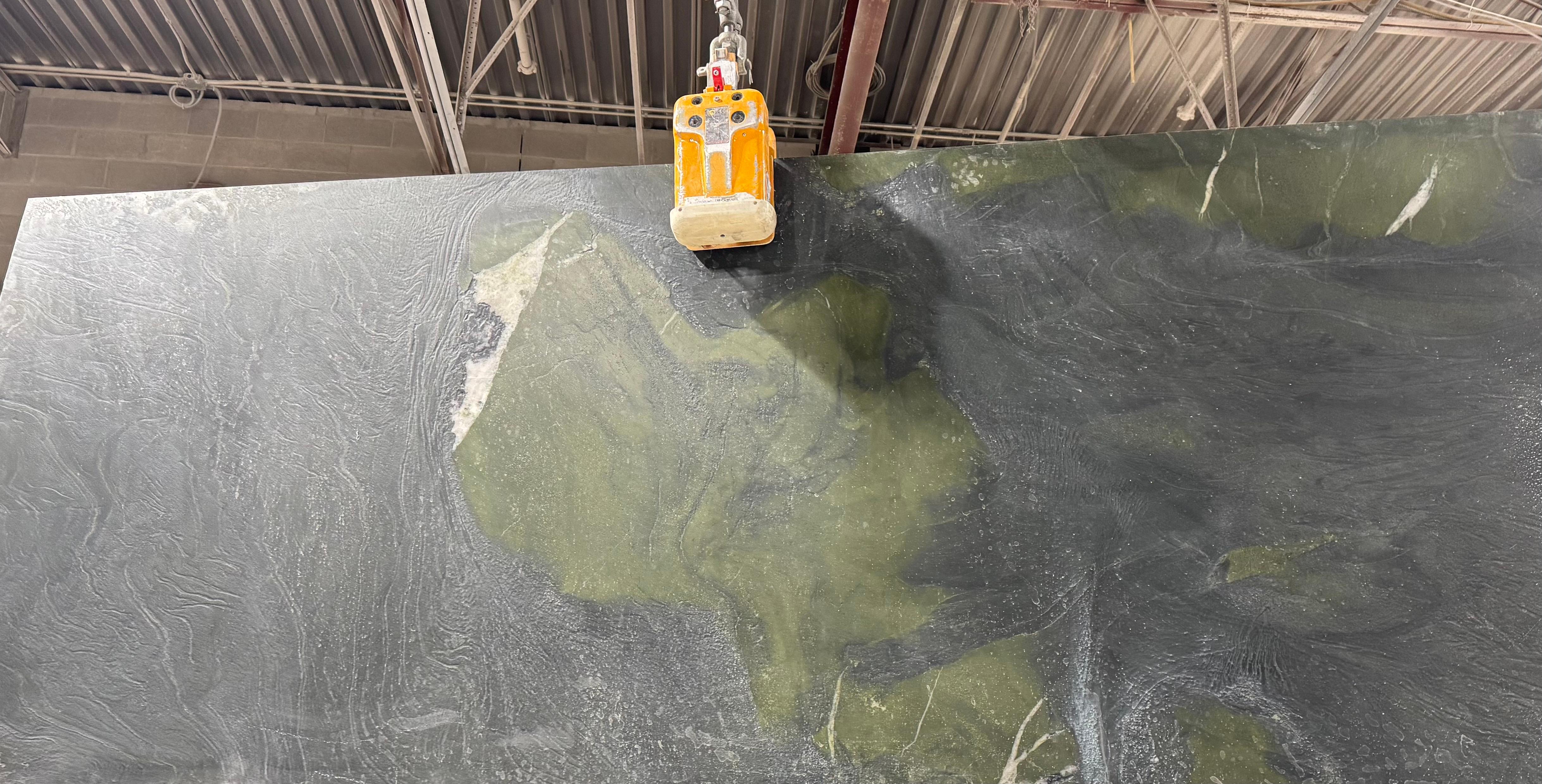 iS-v6 Table basse en quartzite et noyer massif en vente 6