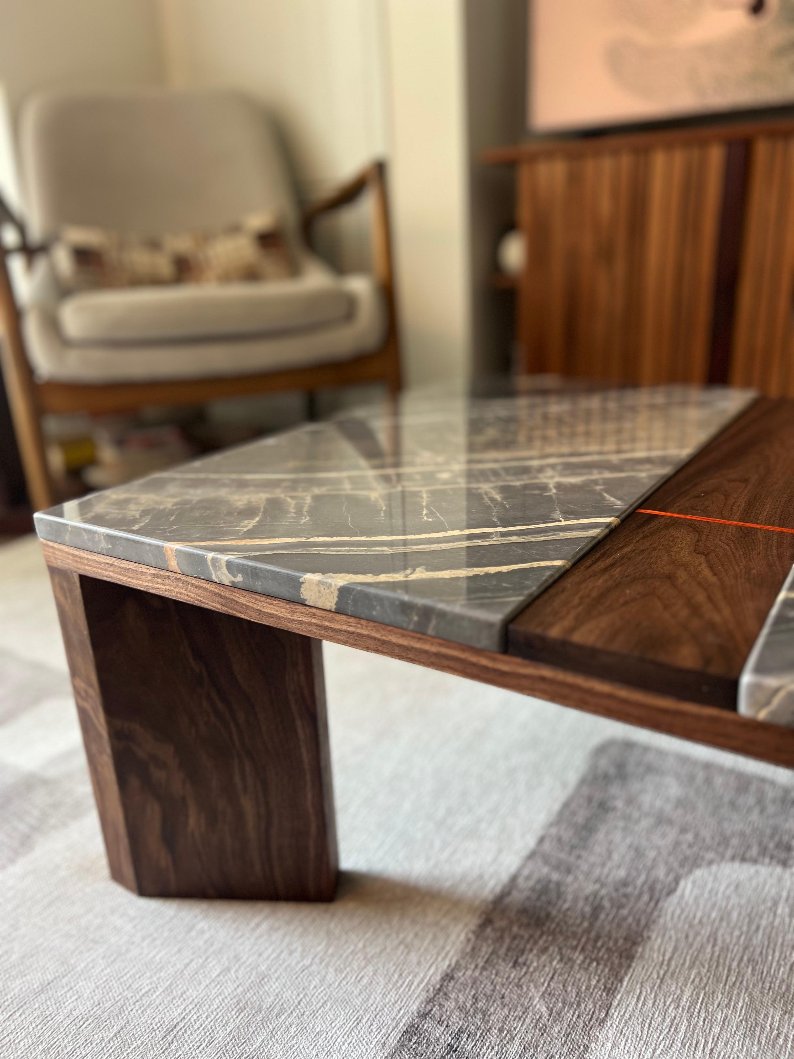Cette table basse fabriquée à la main fusionne la beauté brute de la nature avec un design moderne. Fabriqué en noyer massif et disponible en deux superbes options de pierre - le quartzite Avocatus vert et le quartzite Fusion noir - il célèbre