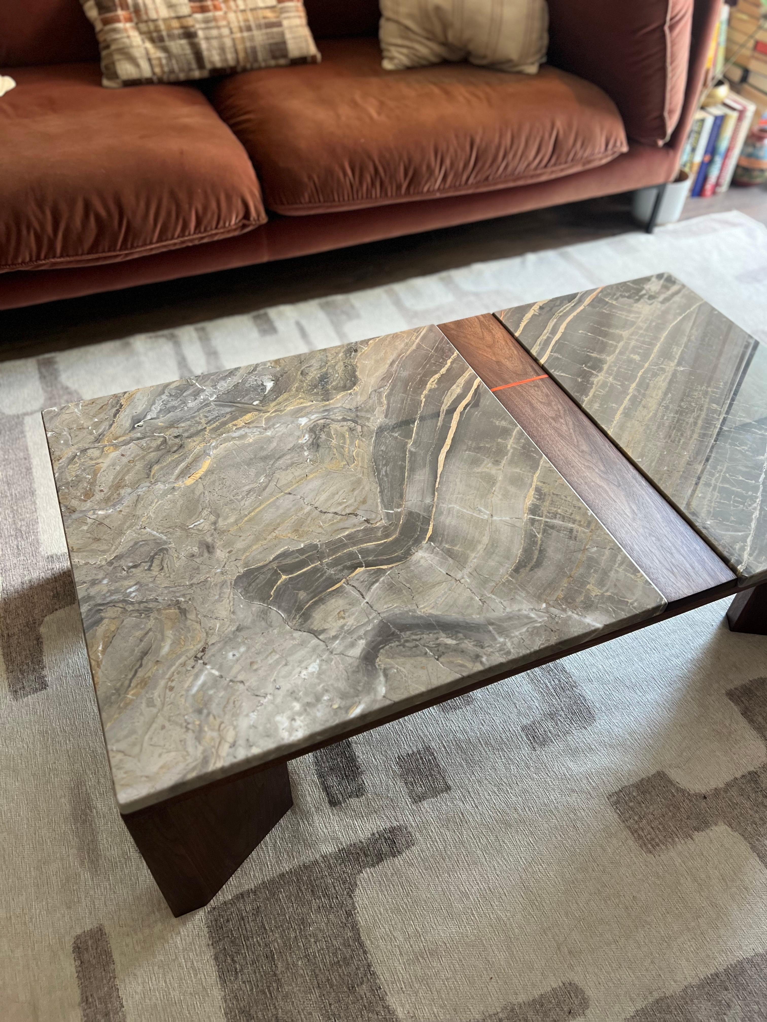 Mid-Century Modern iS-v6 Table basse en quartzite et noyer massif en vente