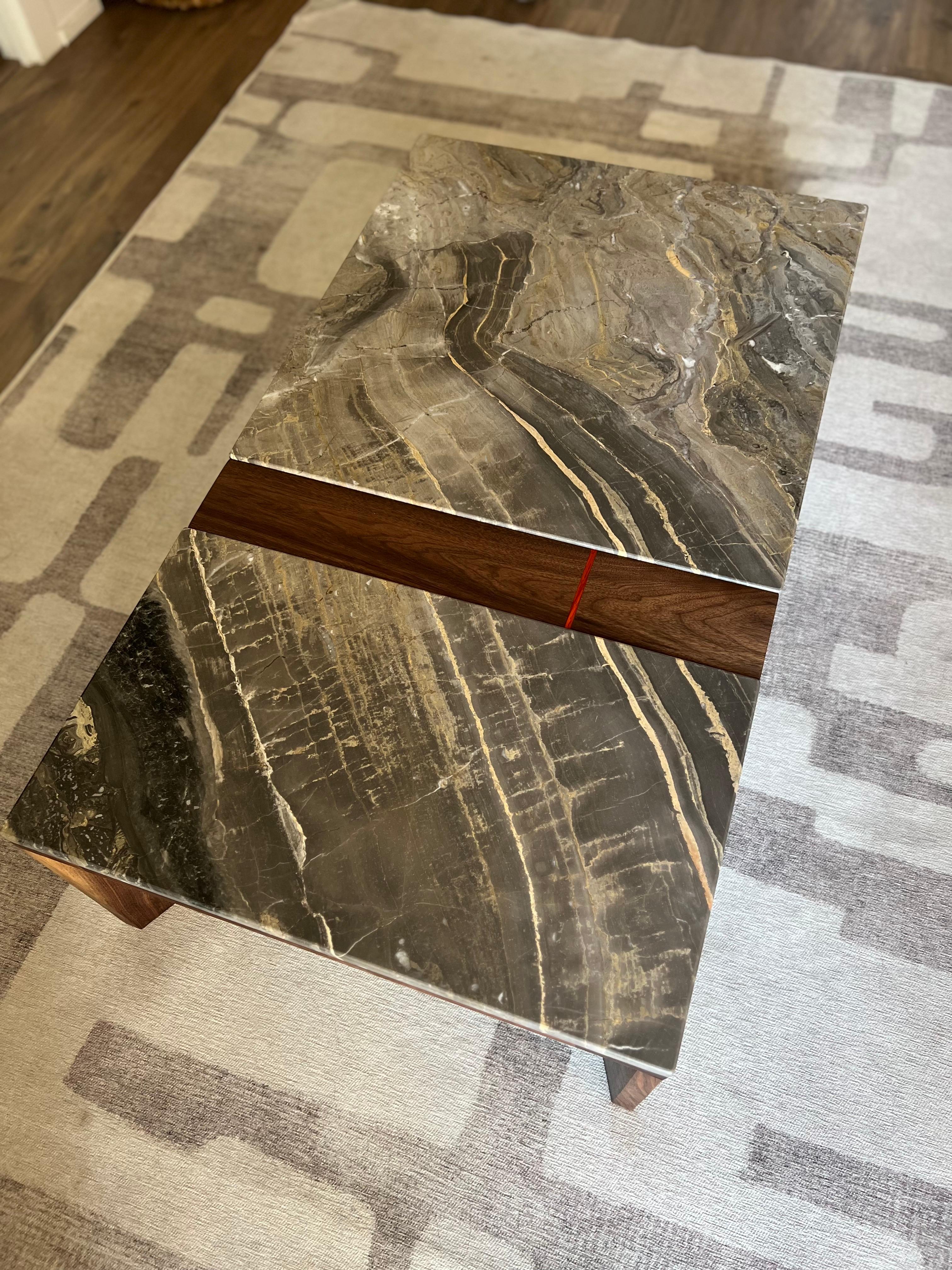 Travail du bois iS-v6 Table basse en quartzite et noyer massif en vente