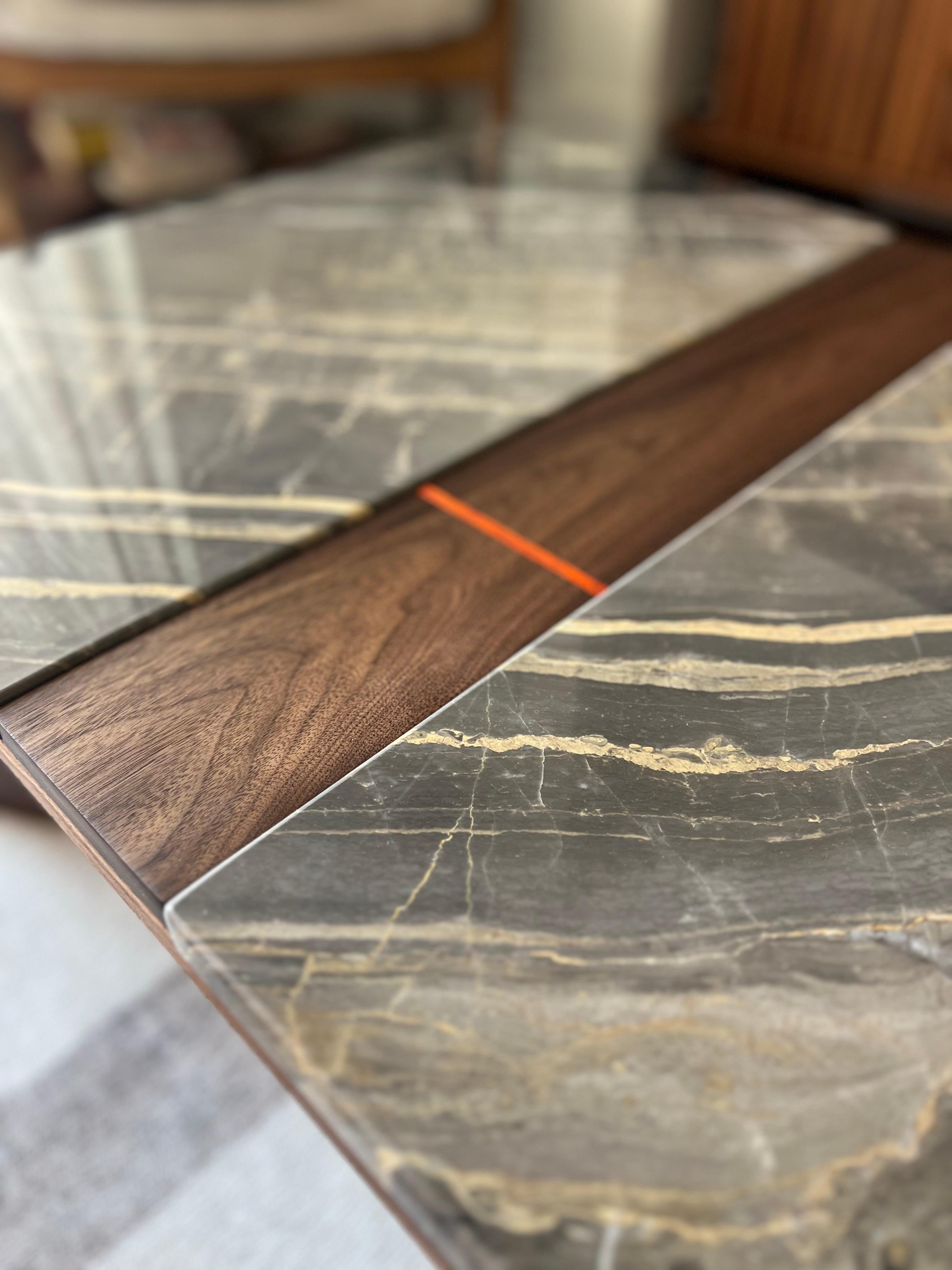 iS-v6 Table basse en quartzite et noyer massif Neuf - En vente à Toronto, CA