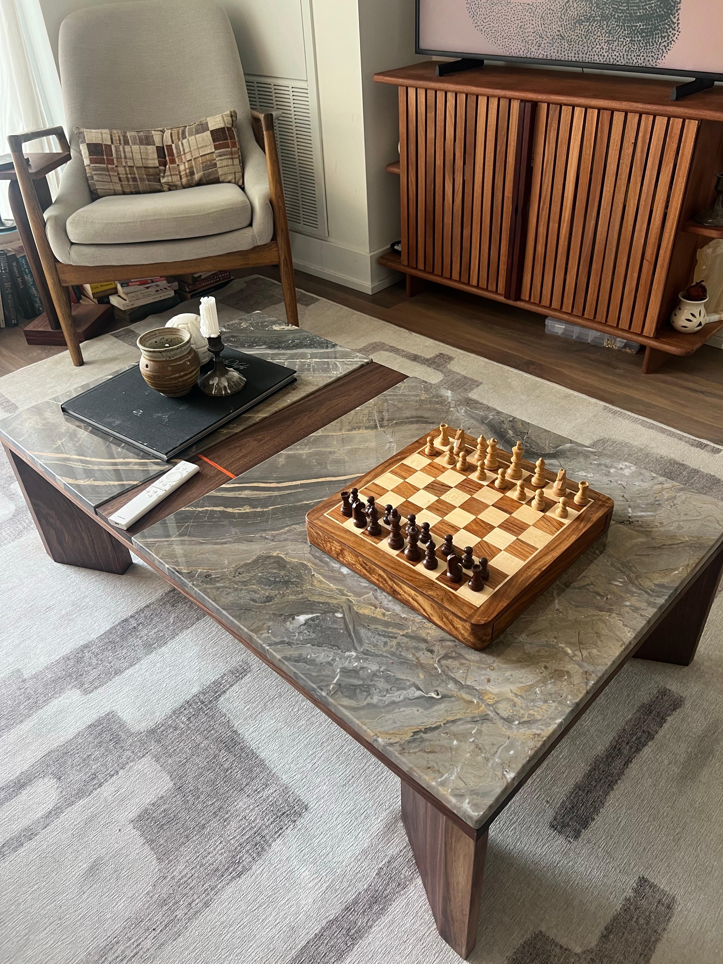 iS-v6 Table basse en quartzite et noyer massif en vente 1