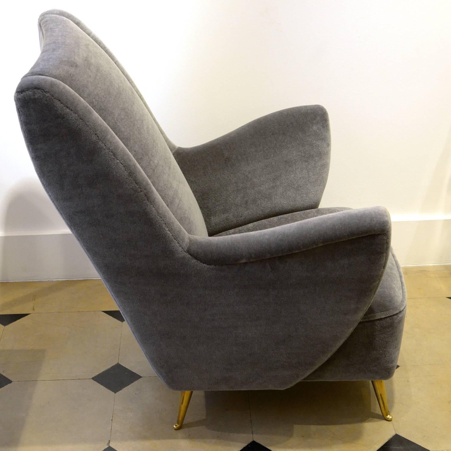 ISA, Pair of Armchairs in Velvet Mohair and Brass, Italy, circa 1950 In Excellent Condition For Sale In Paris, FR