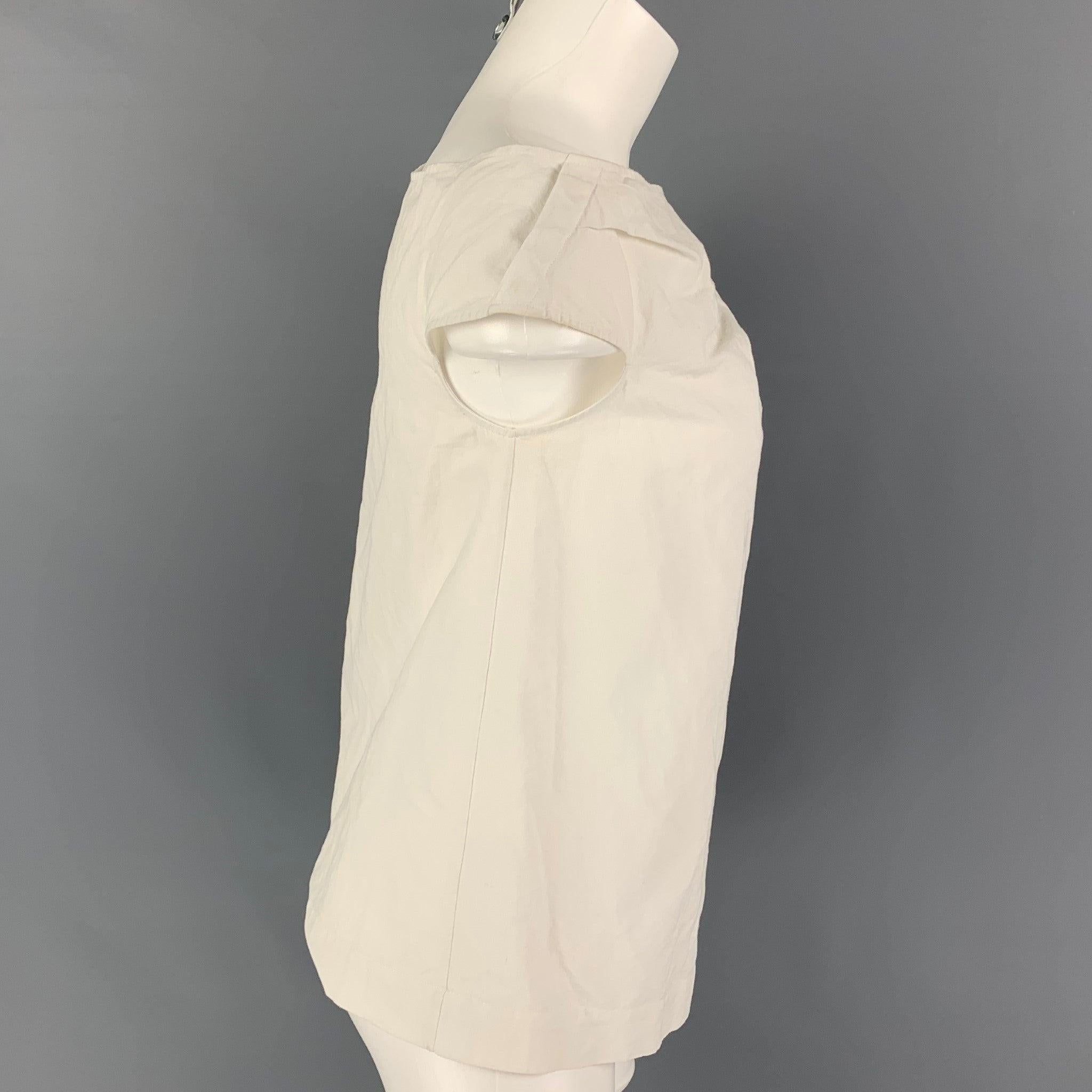ISA ARFEN blouse comes in a cream wrinkled cotton blend featuring a asymmetrical design, a-line, and a sleeveless style.
Good
Pre-Owned Condition. 

Marked:   6 

Measurements: 
 
Shoulder: 19 inches  Bust: 35 inches  Length: 22 inches 
  
  
