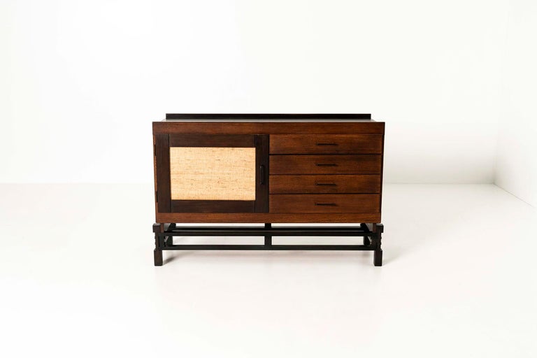 Italian ISA Bergamo chest of drawers in stained oak by Leonardo Fiori from the 1950s. A very pleasing chest of drawers was designed by the Italian architect Leonardo Fiori, a student of Le Corbusier. We see that Fiori has been influenced to some