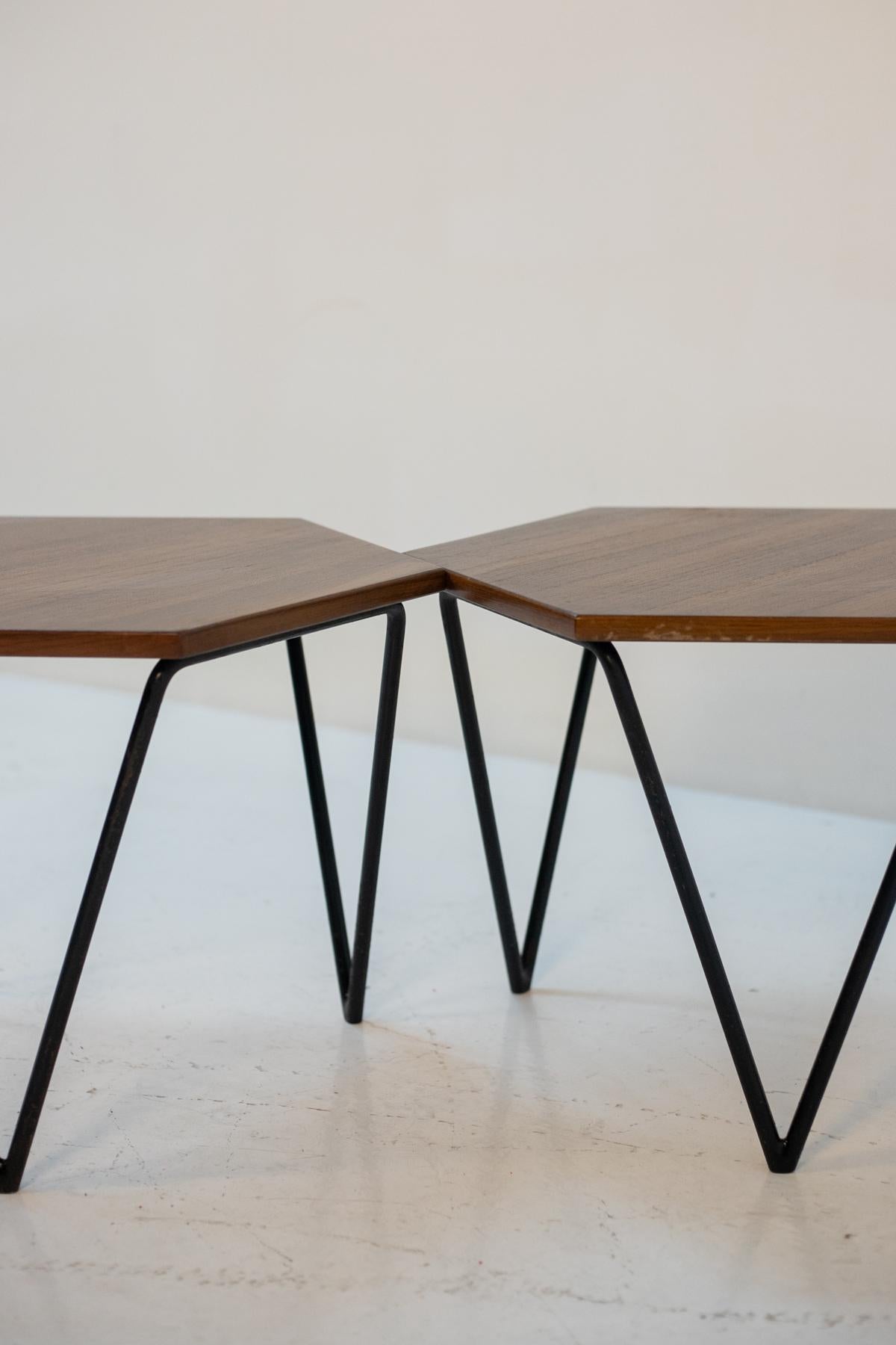 Stunning pair of hexagonal coffee tables designed by the great designer Isa Bergamo for Gio Ponti's production in the 1950s. ORIGINAL LABEL.
The pair of small tables has a very elegant and durable black iron frame. The supporting legs are 3 and are