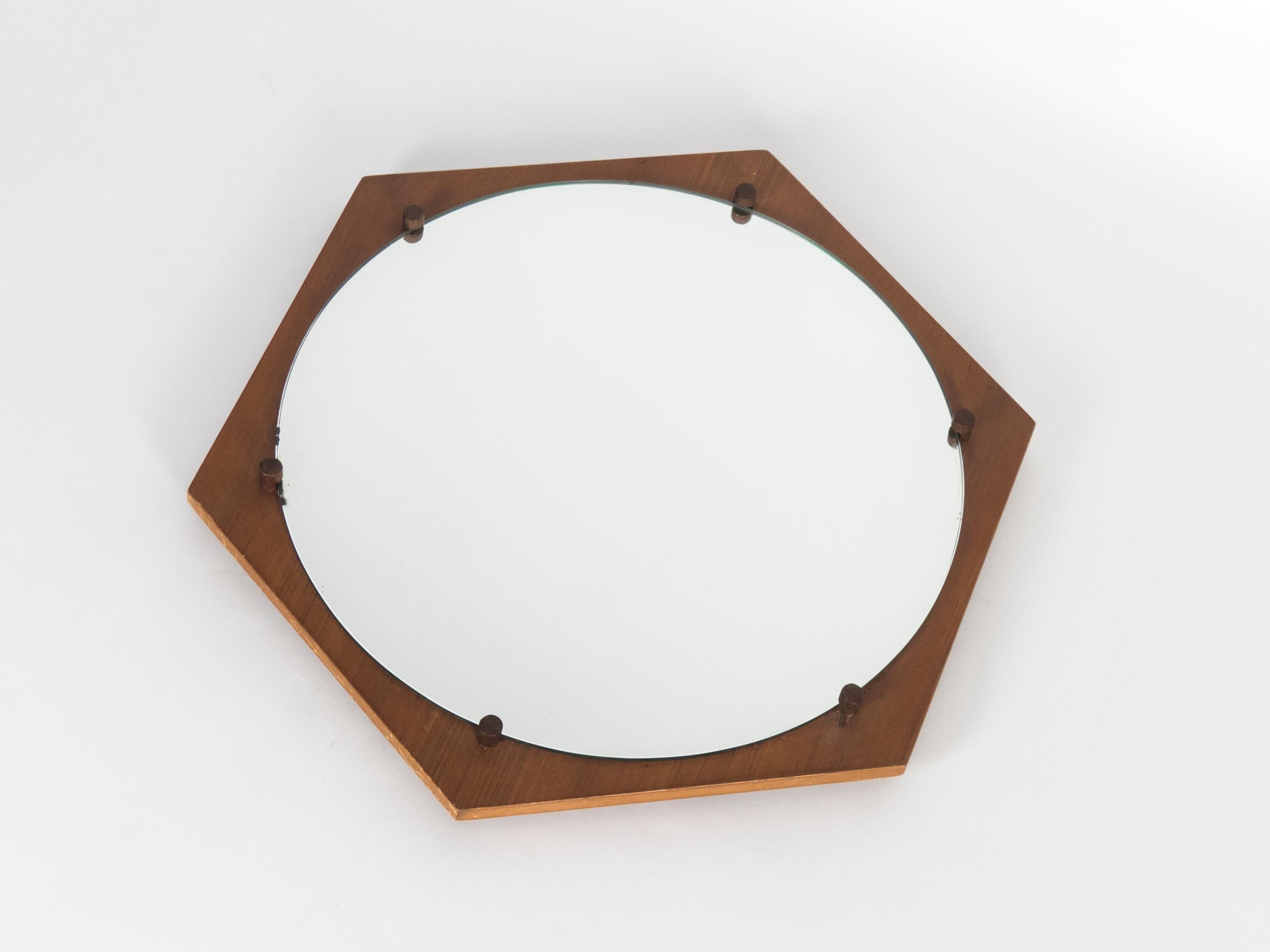 This wall mirror was manufactured by ISA Bergamo, an Italian manufacturer that worked with many important architects, i.e. Gio Ponti. This piece can be hanged in two different positions, thanks to its iron frame, and still retains the original