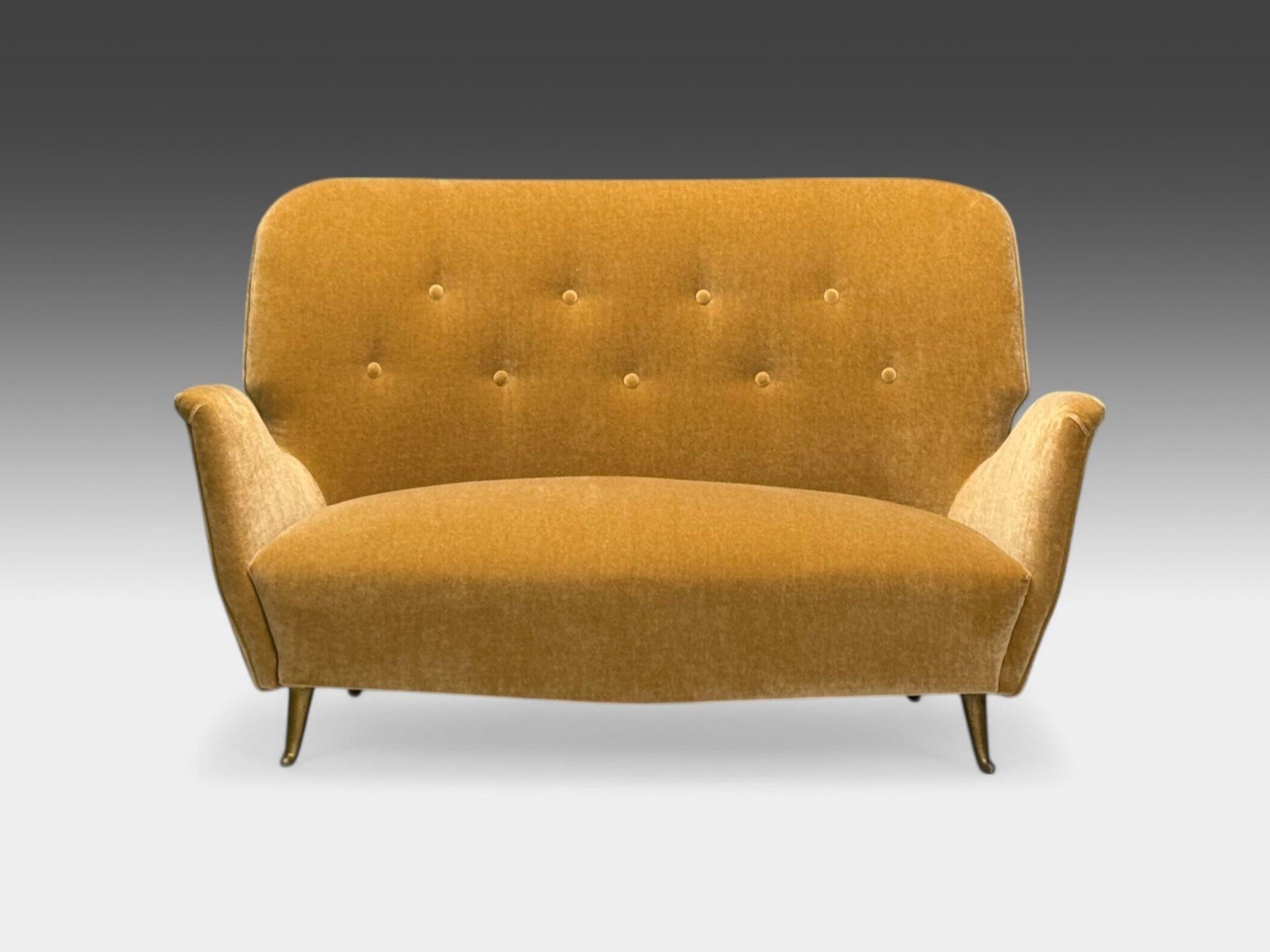 Laiton ISA Bergamo, modernité italienne du milieu du siècle, bronze, mohair camel, canapé, années 1950 en vente