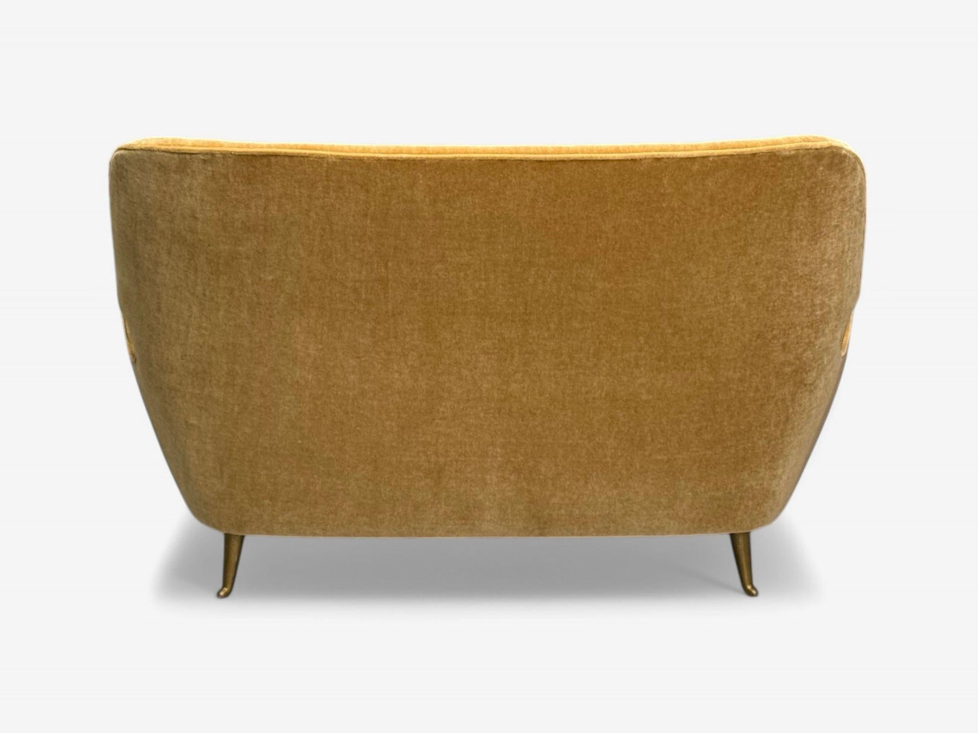 ISA Bergamo, moderno italiano de mediados de siglo, bronce, mohair camel, juego de sofás, años 50 en venta 3