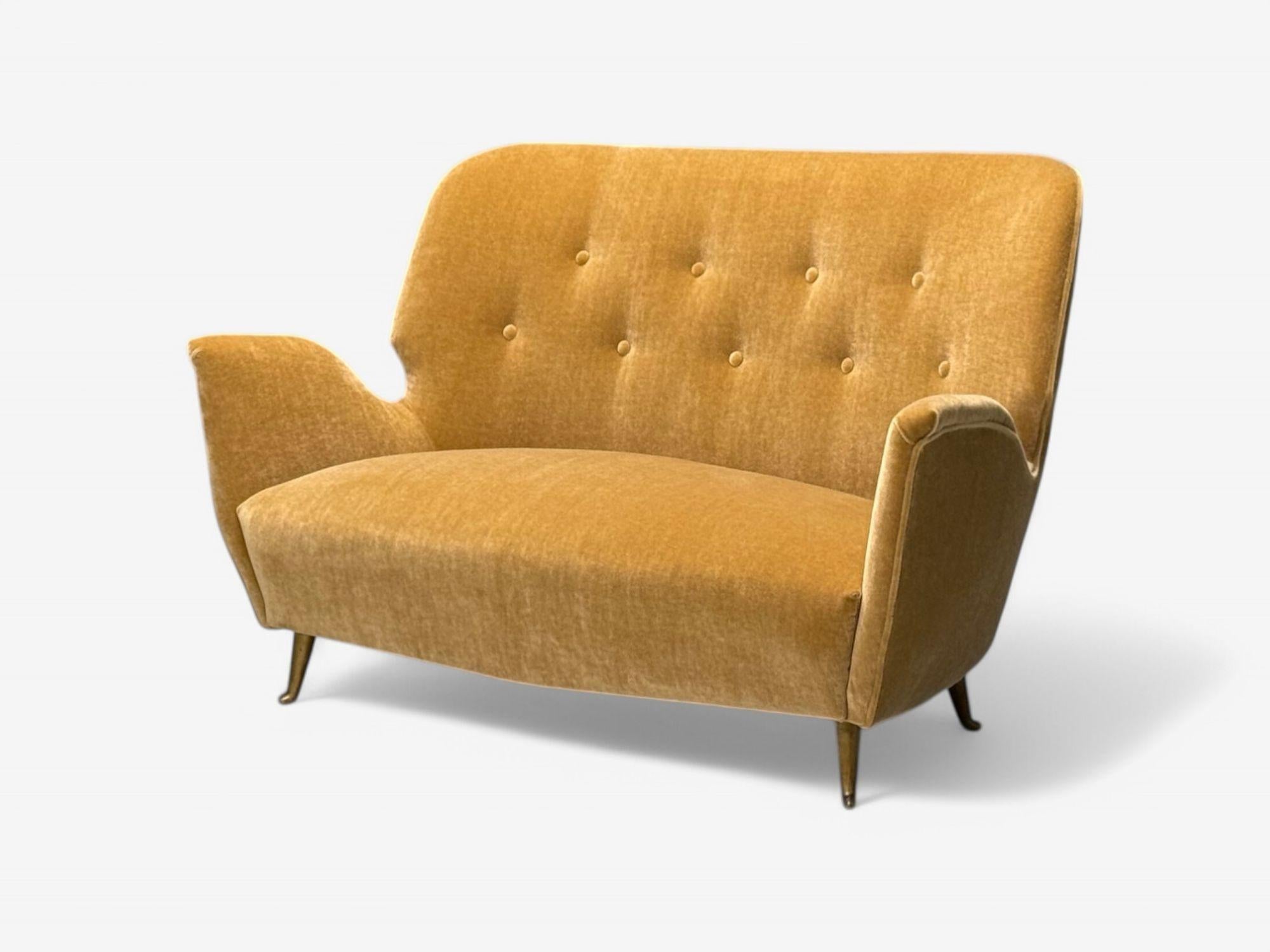 ISA Bergamo, moderno italiano de mediados de siglo, bronce, mohair camel, juego de sofás, años 50 Italiano en venta