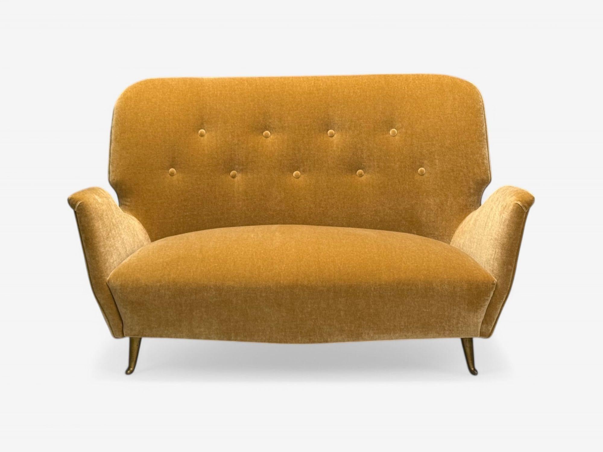 ISA Bergamo, moderno italiano de mediados de siglo, bronce, mohair camel, juego de sofás, años 50 en Bueno estado para la venta en Manhasset, NY