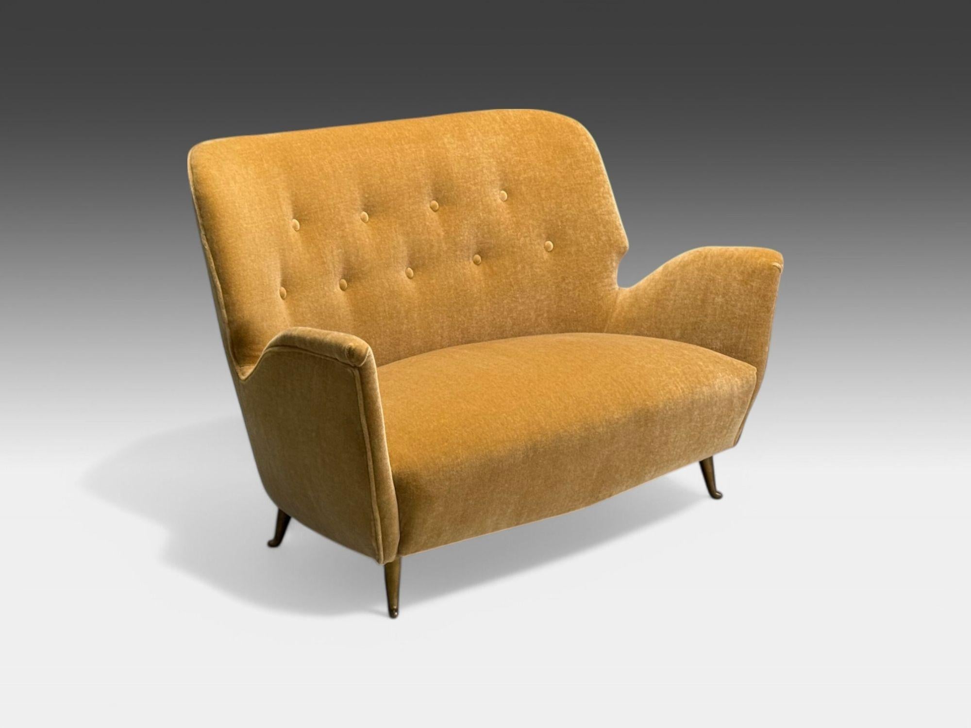 ISA Bergamo, moderno italiano de mediados de siglo, bronce, mohair camel, juego de sofás, años 50 mediados del siglo XX en venta
