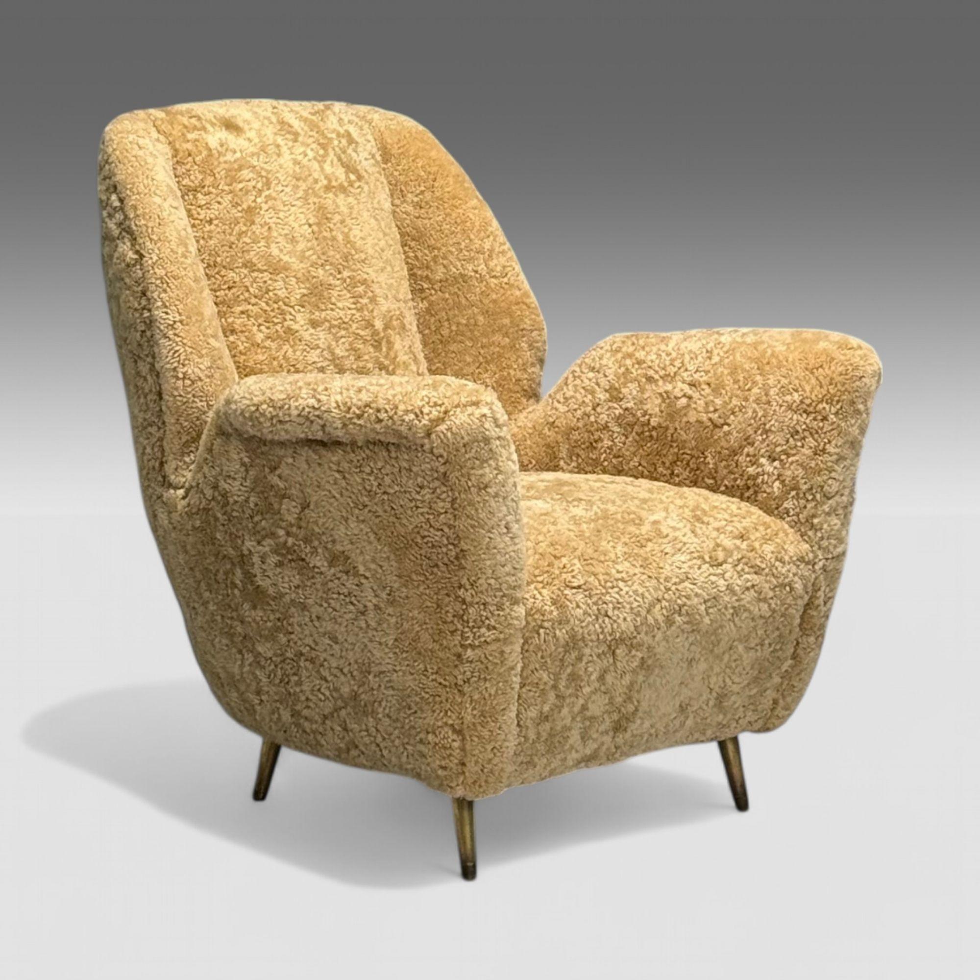 ISA Bergamo, Sedia da salotto italiana Mid-Century Modern, Ottone, Shearling, anni '50

Sedia da salotto moderna e organica progettata e prodotta da ISA Bergamo in Italia negli anni '50 circa, con una parte superiore a forma libera recentemente
