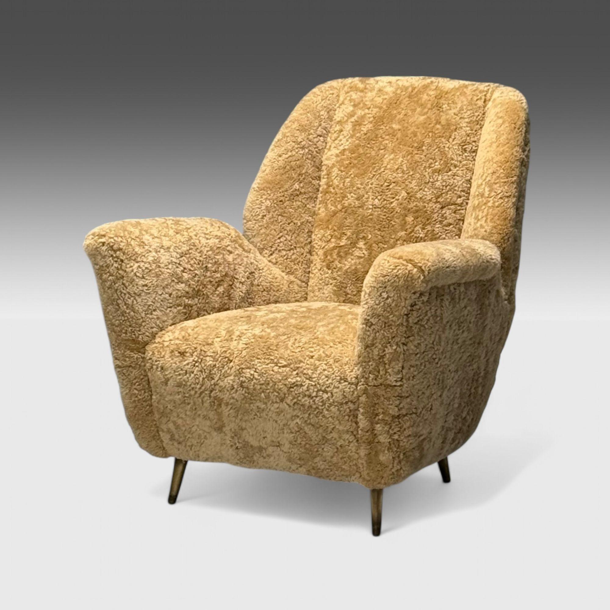 Italiano ISA Bergamo, Sedia da salotto italiana Mid-Century Modern, Ottone, Shearling, anni '50