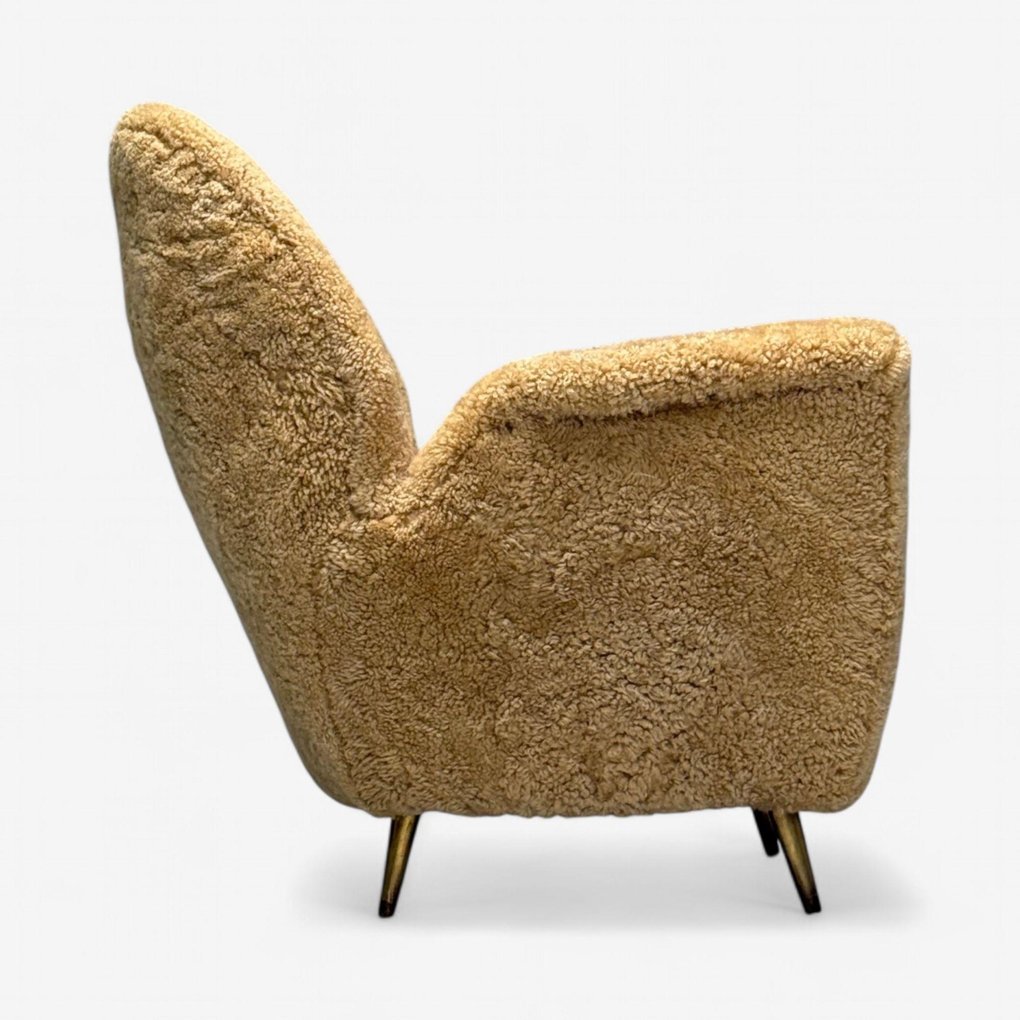 Metà XX secolo ISA Bergamo, Sedia da salotto italiana Mid-Century Modern, Ottone, Shearling, anni '50
