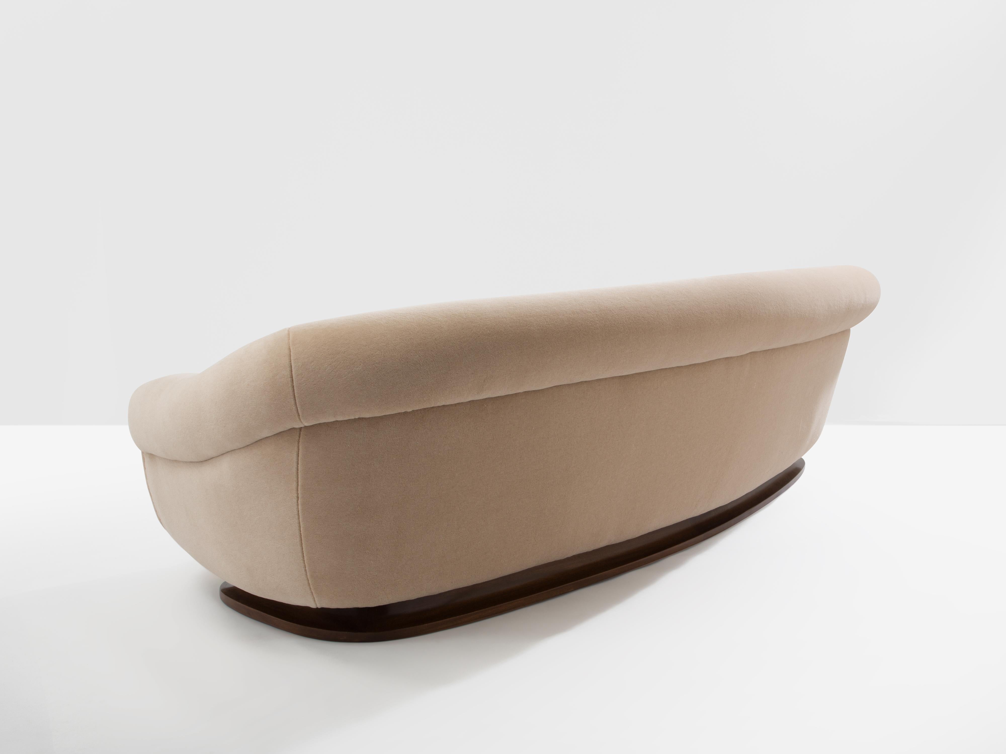 Isa Bergamo large Art Deco walnut mohair velvet sofa 1940s im Angebot 3